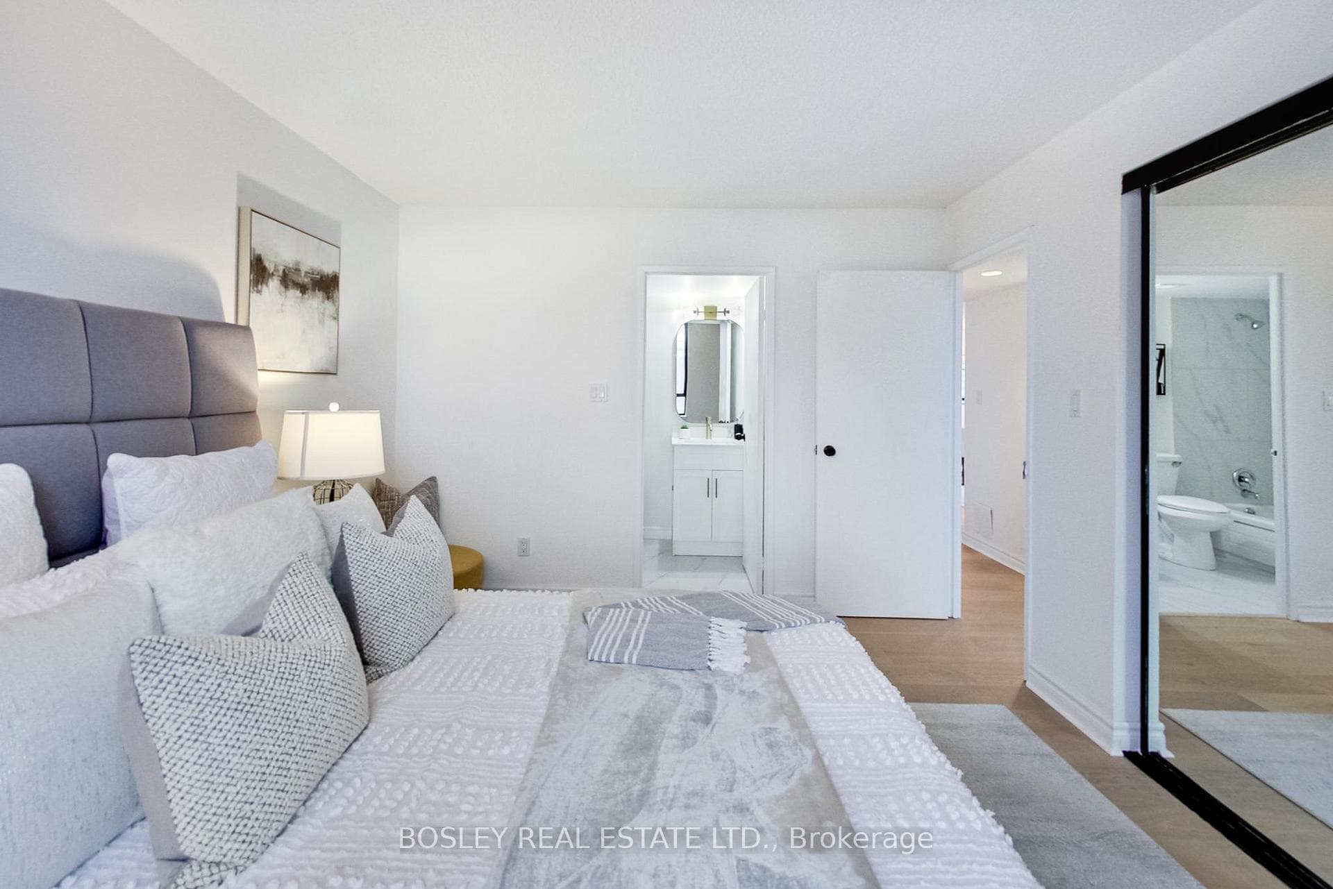 633 Bay Street Unit 2614 photo 27