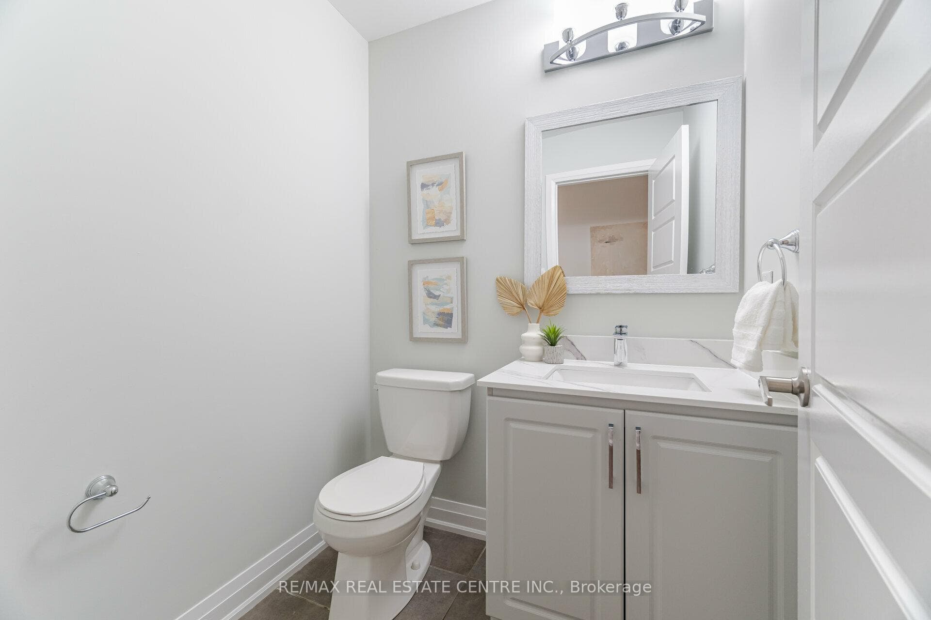 735 Banks Crescent photo 17