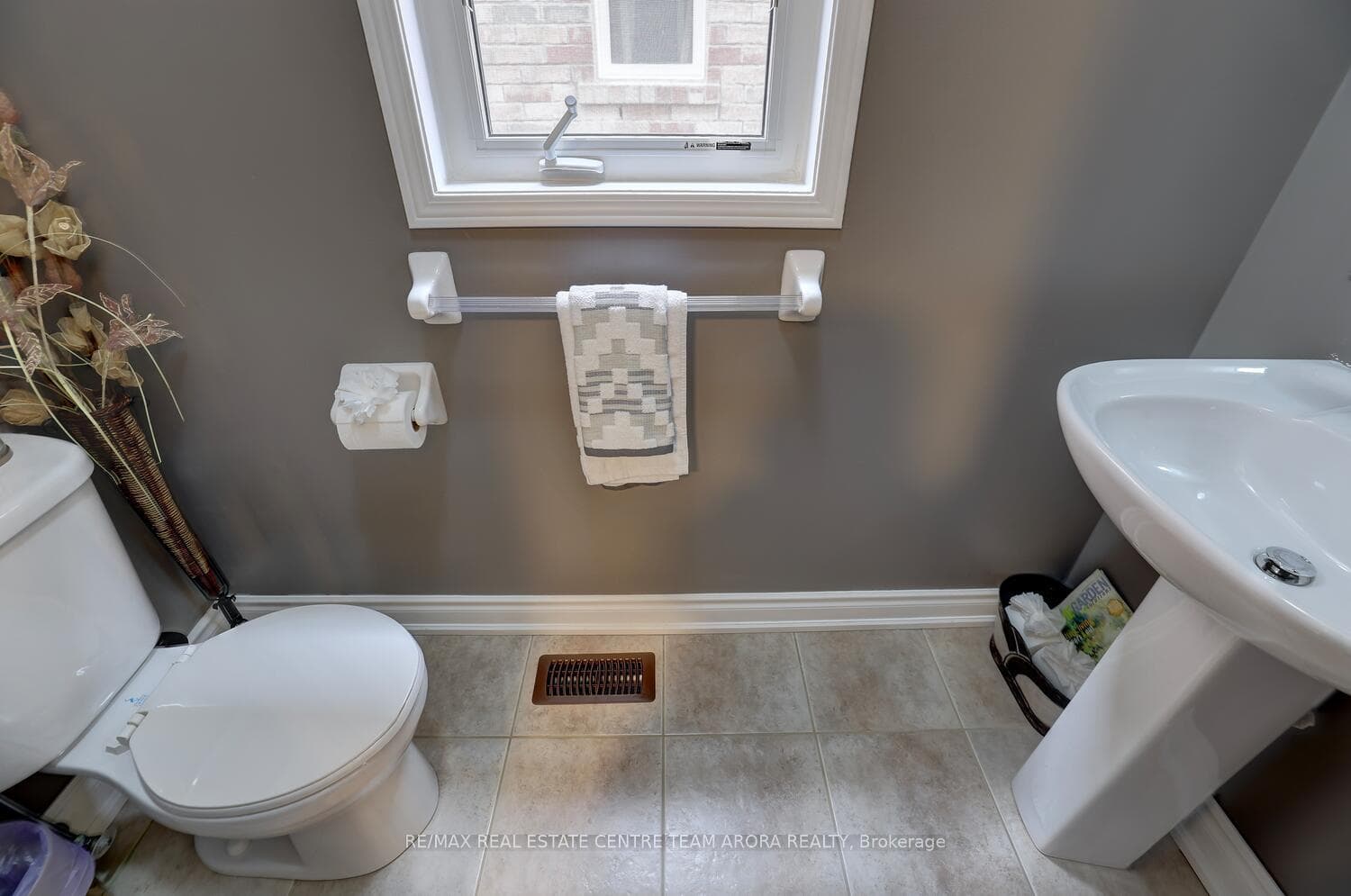 644 Lott Crescent photo 18