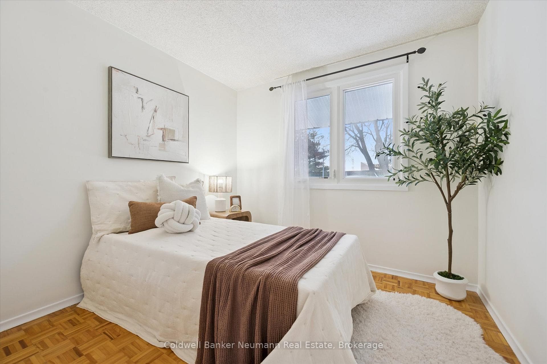 150 Applewood Crescent photo 13