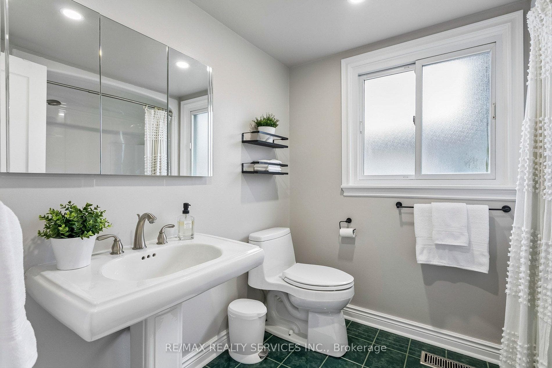 12 Ferndale Crescent photo 29