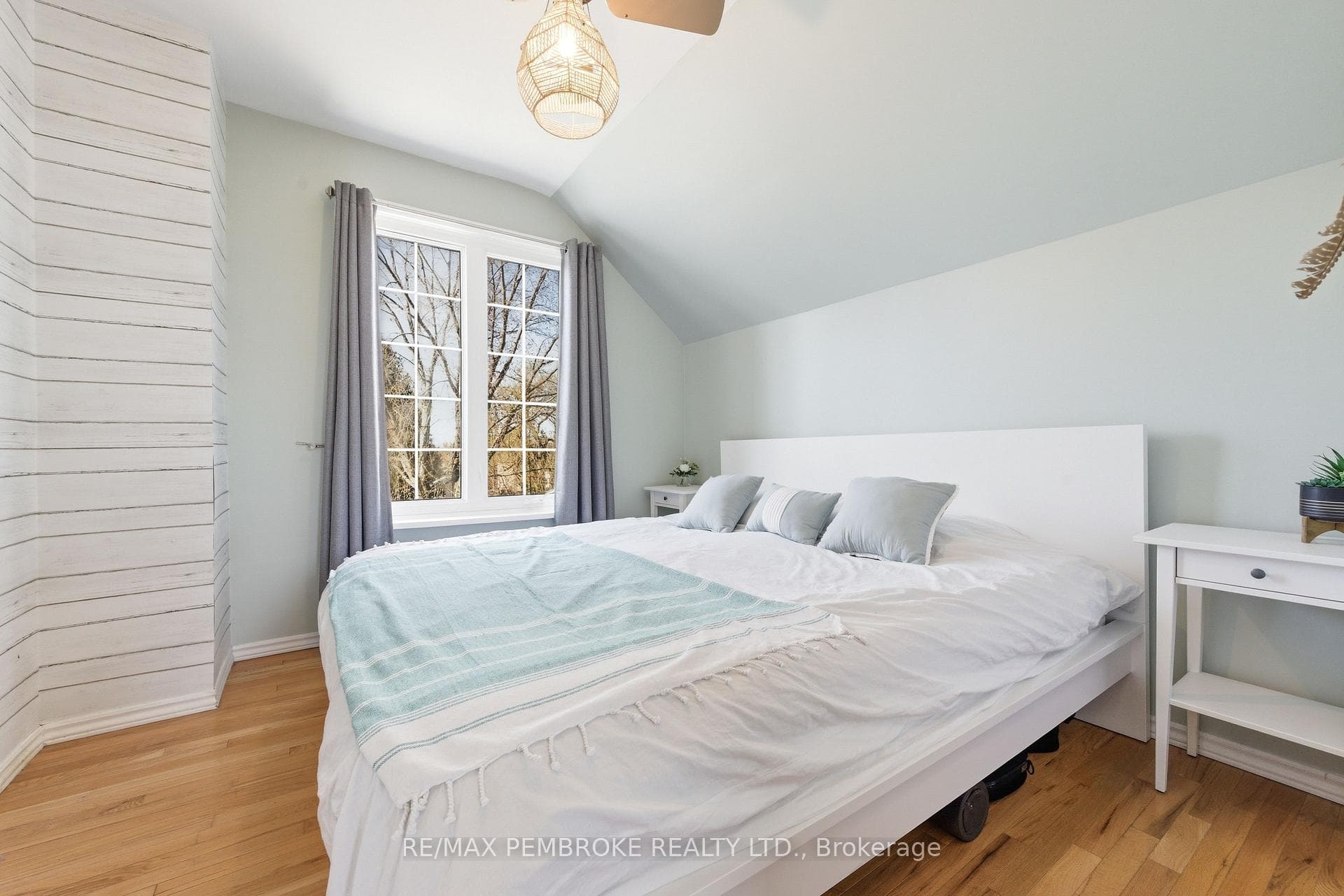 566 Perth Street photo 39
