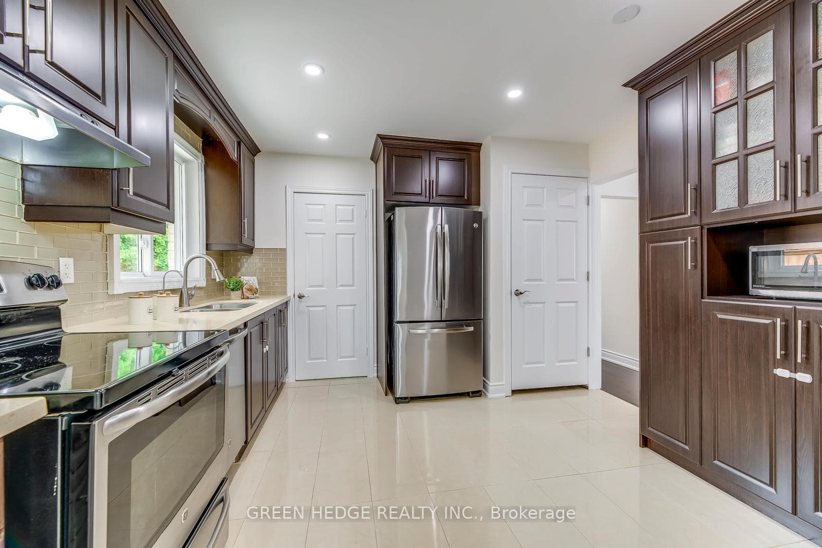 2584 Kinnerton Crescent photo 10
