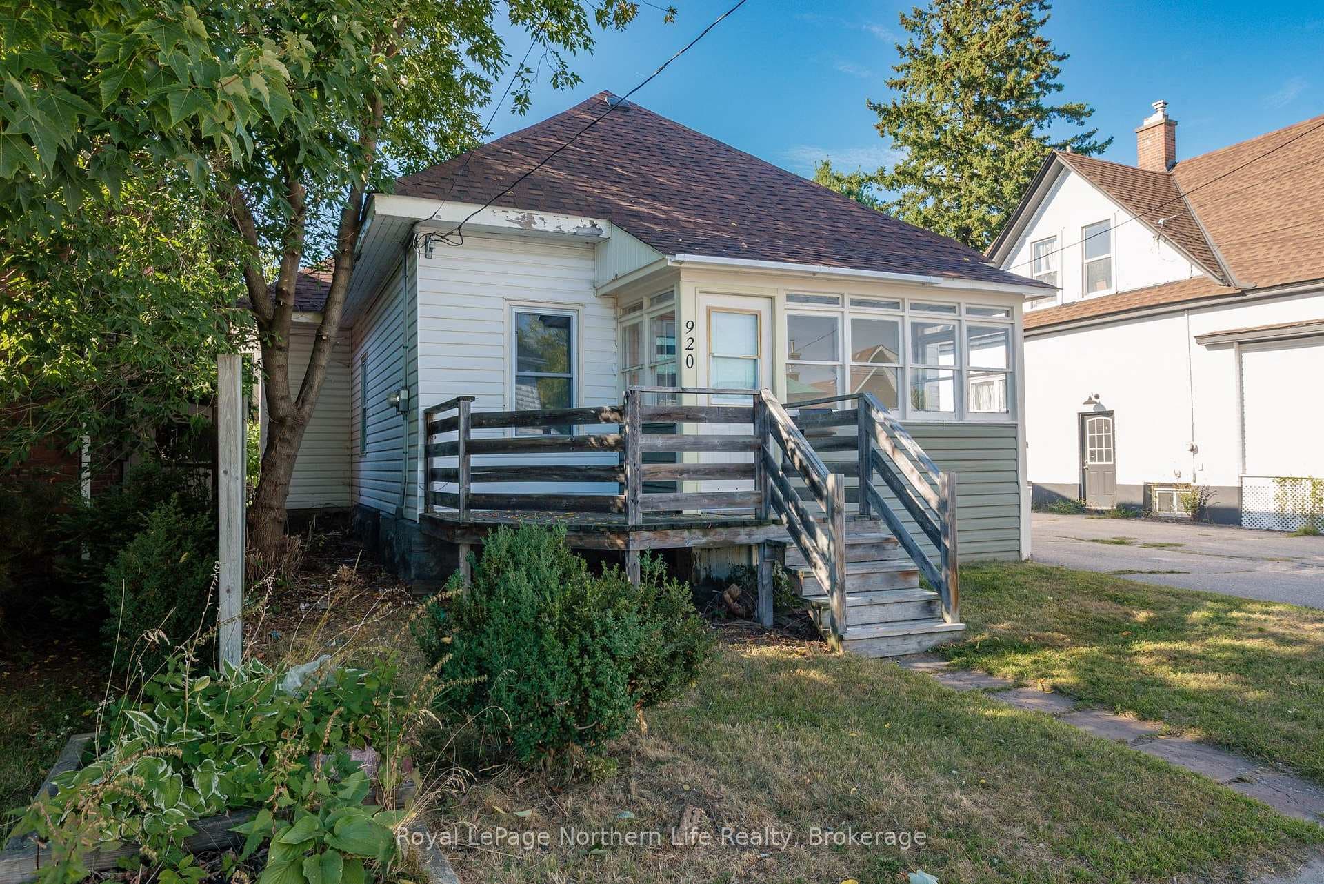 920 Fraser Street photo 3