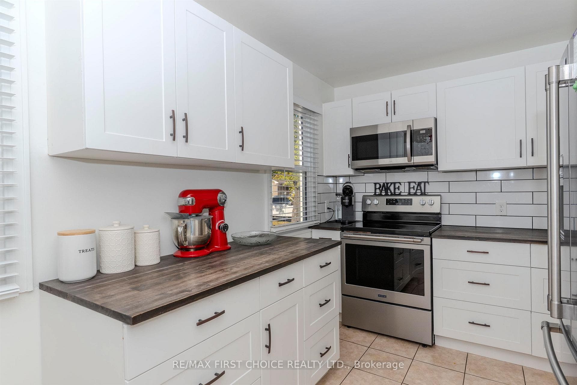 2218 Moodie Street photo 13