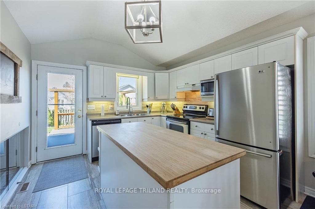 22 EDGEWELL Crescent photo 11