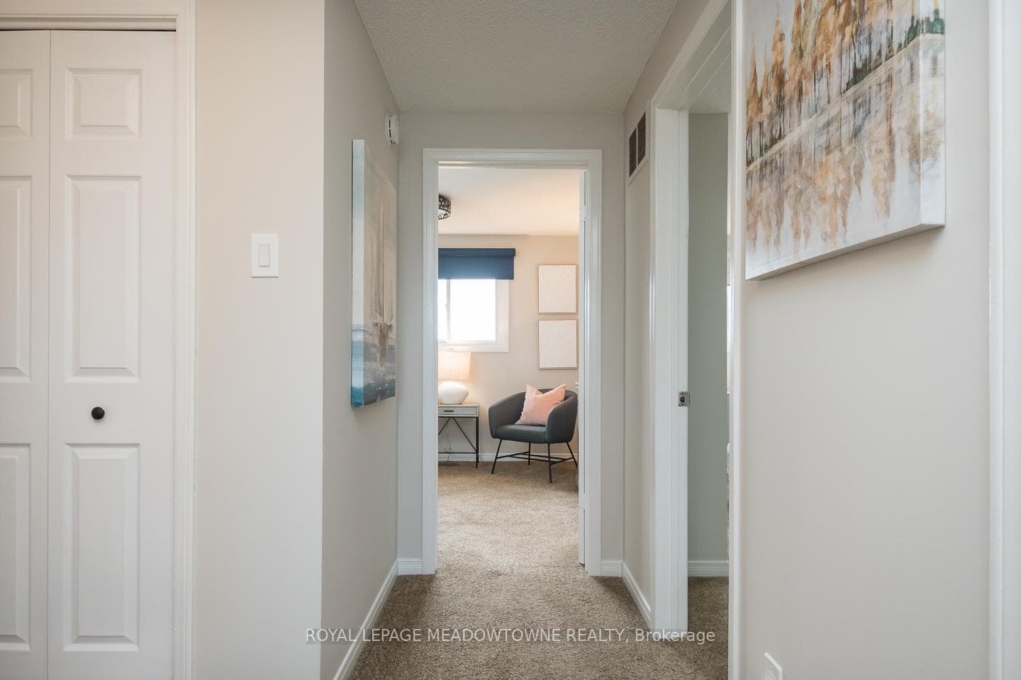 586 Hayward Crescent photo 25