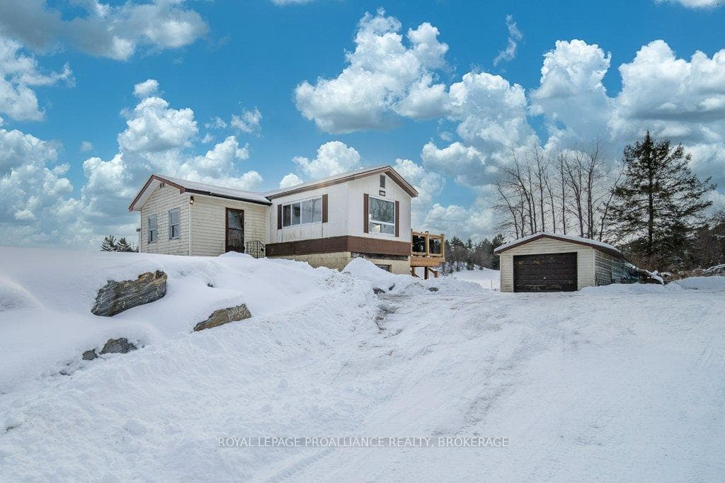 1901 Elphin-Maberly Road photo 2