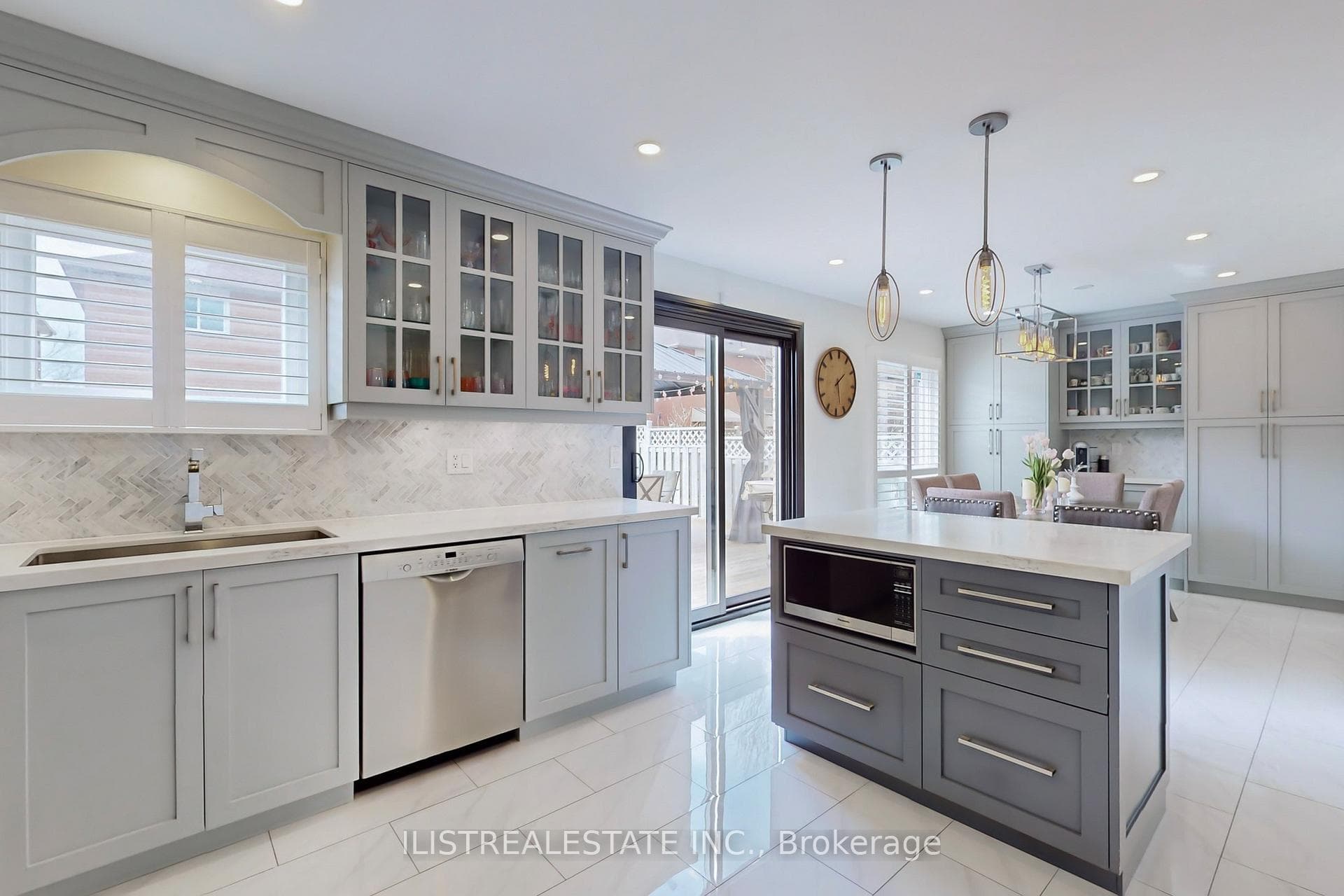 1538 Village Street photo 14