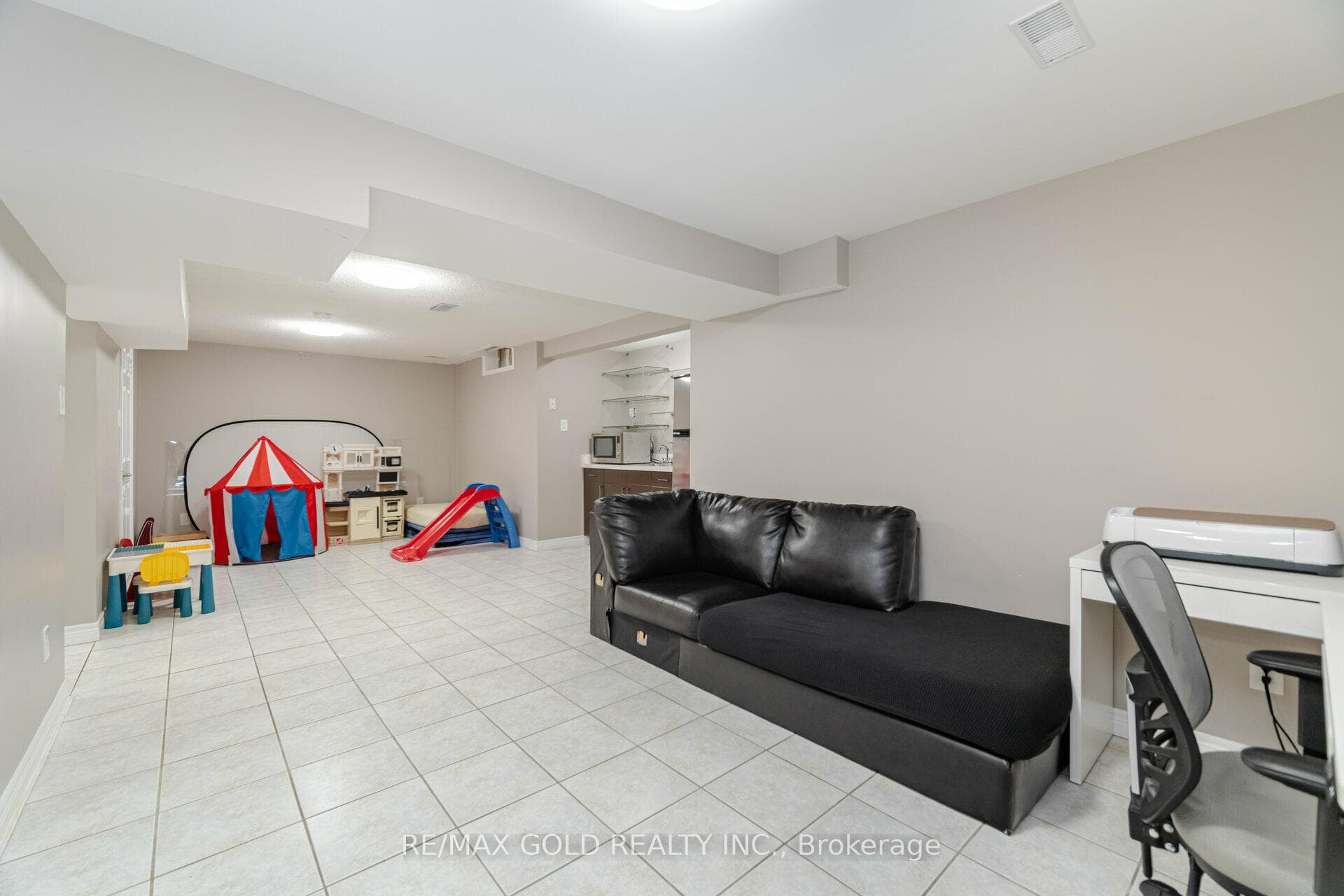 12 Hall Crescent photo 31