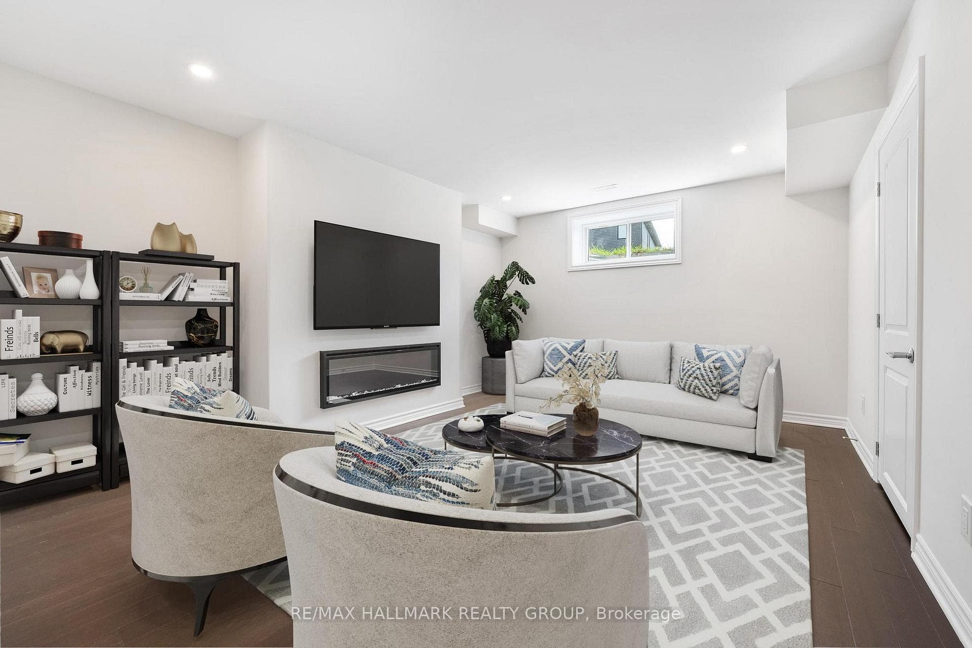 566 Cannes Crescent photo 23