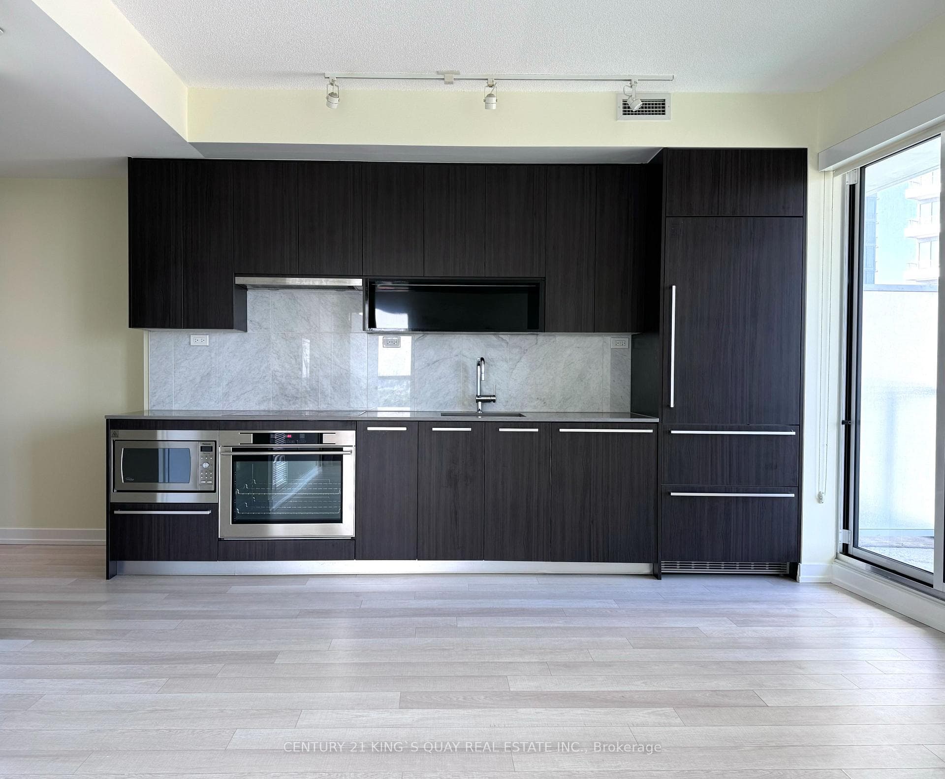 115 McMahon Drive Unit 1810 photo 8