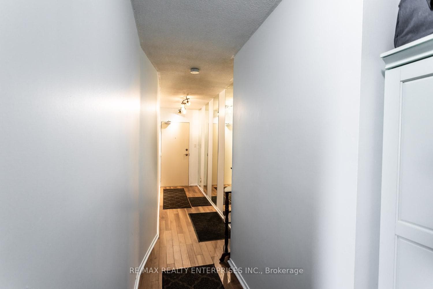 1535 Lakeshore Road Unit 404 photo 5