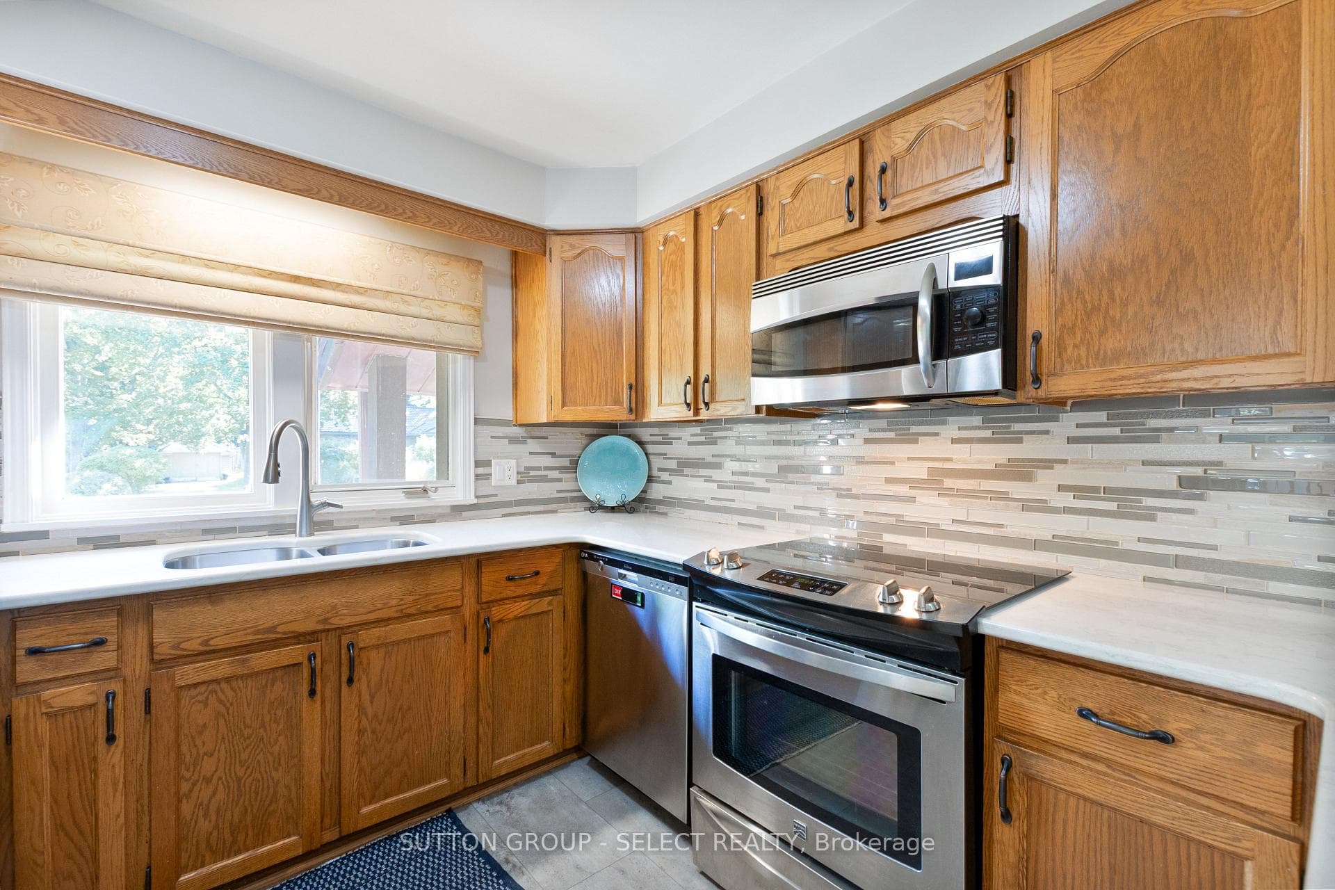 714 Springbank Drive photo 9