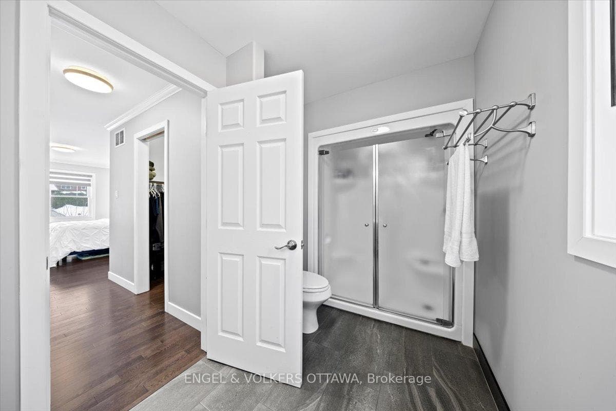 1005 Gold Crescent photo 19
