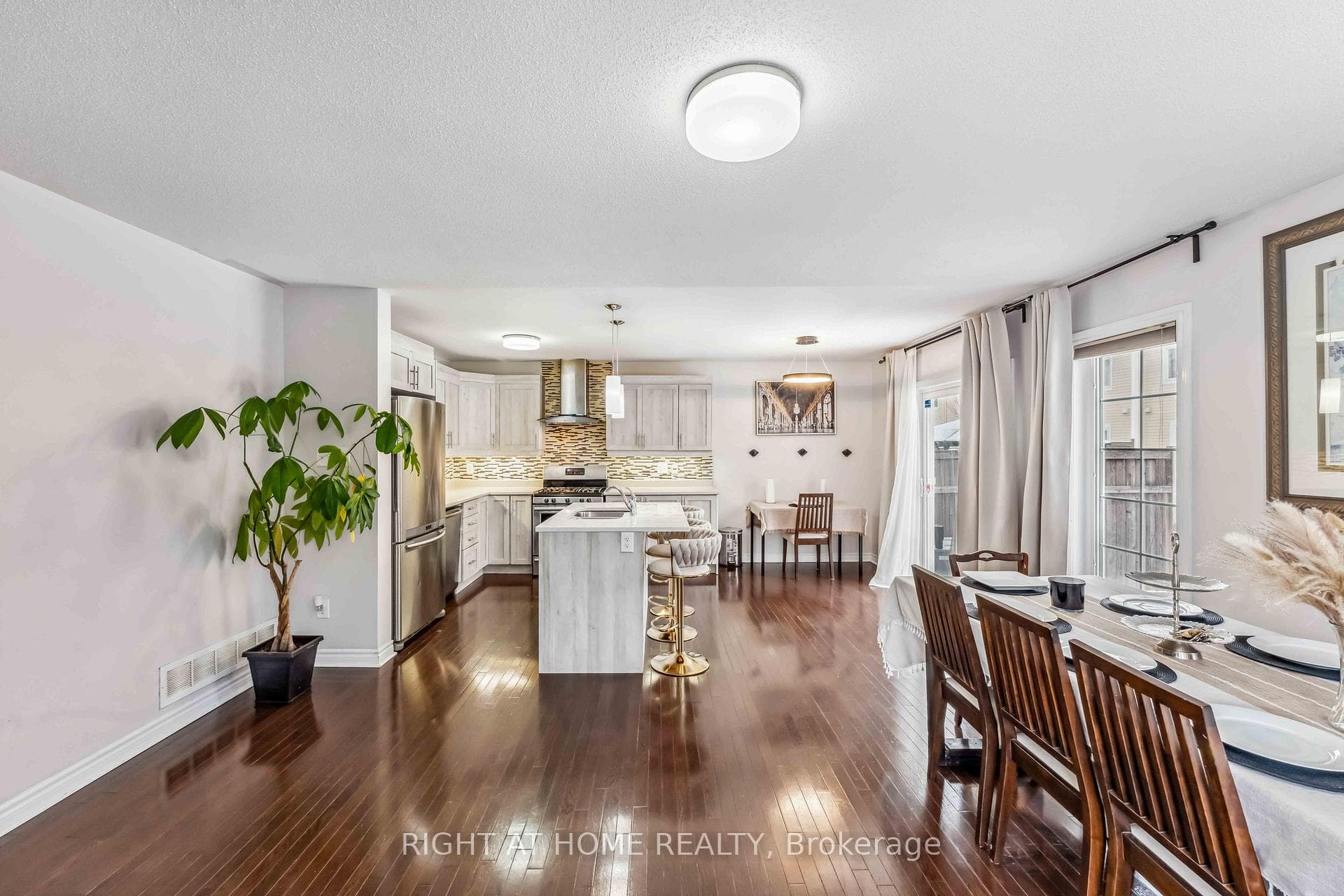 Grand Kitchen