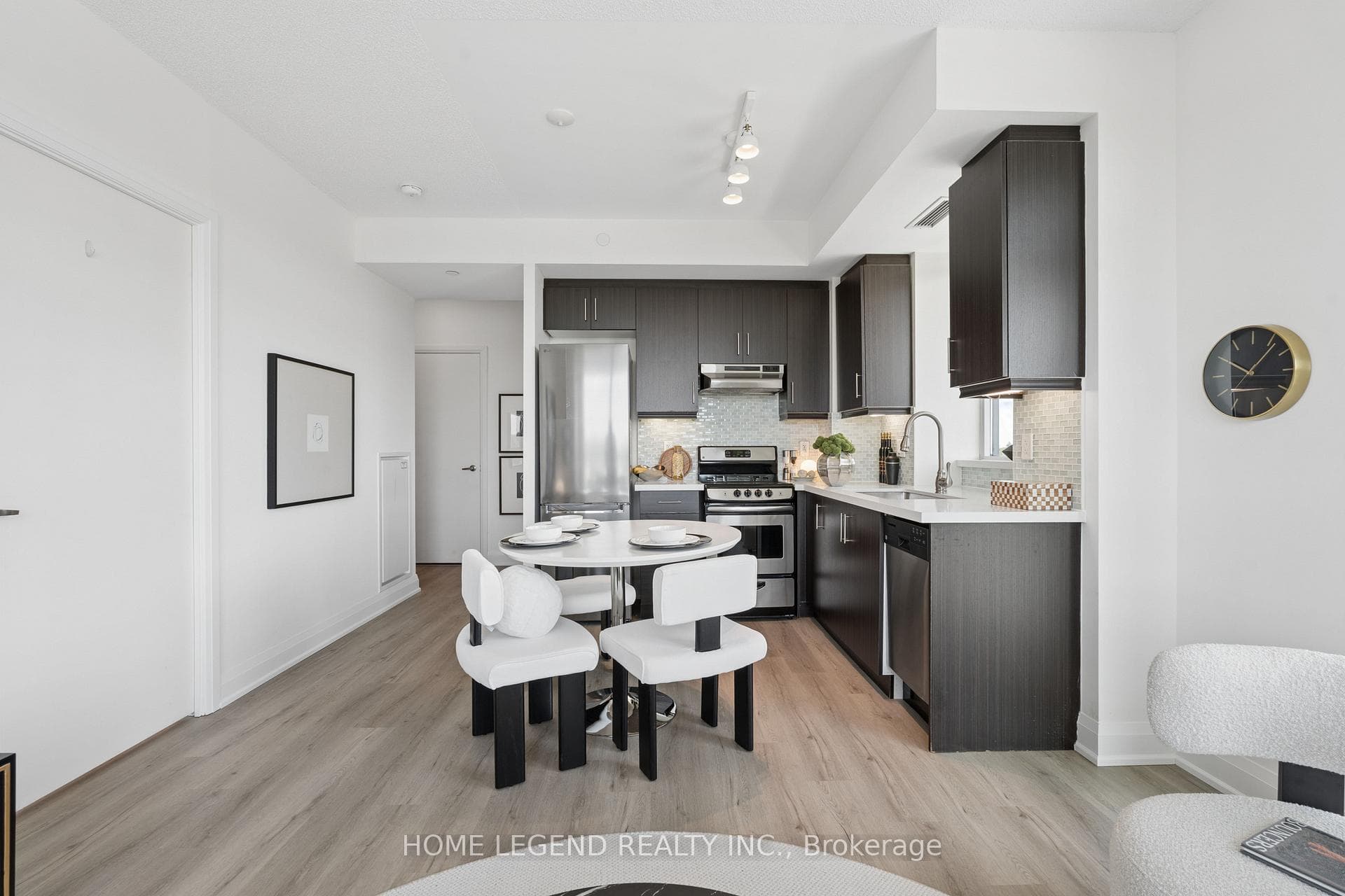 68 Canterbury Place Unit 605 photo 8