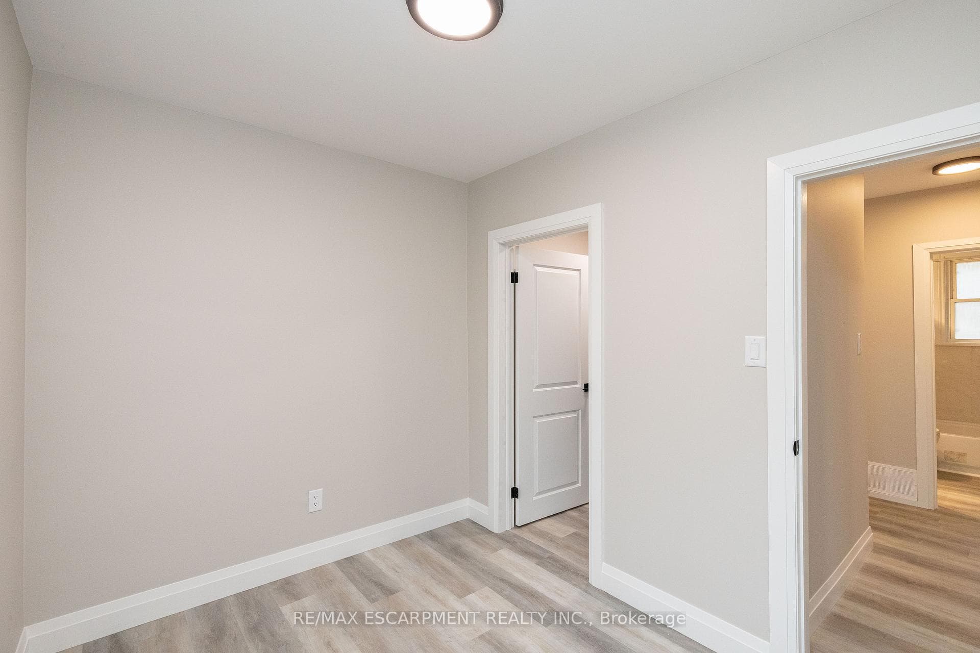 402 Third Line photo 31