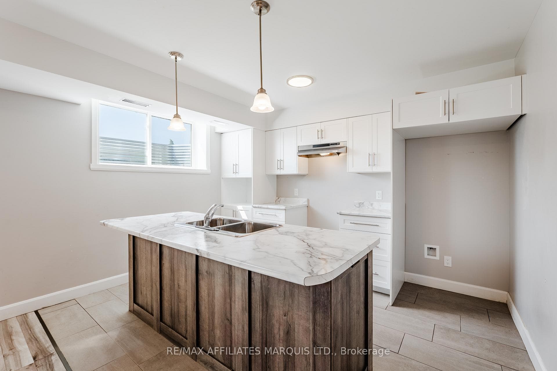 Photo is of lower unit