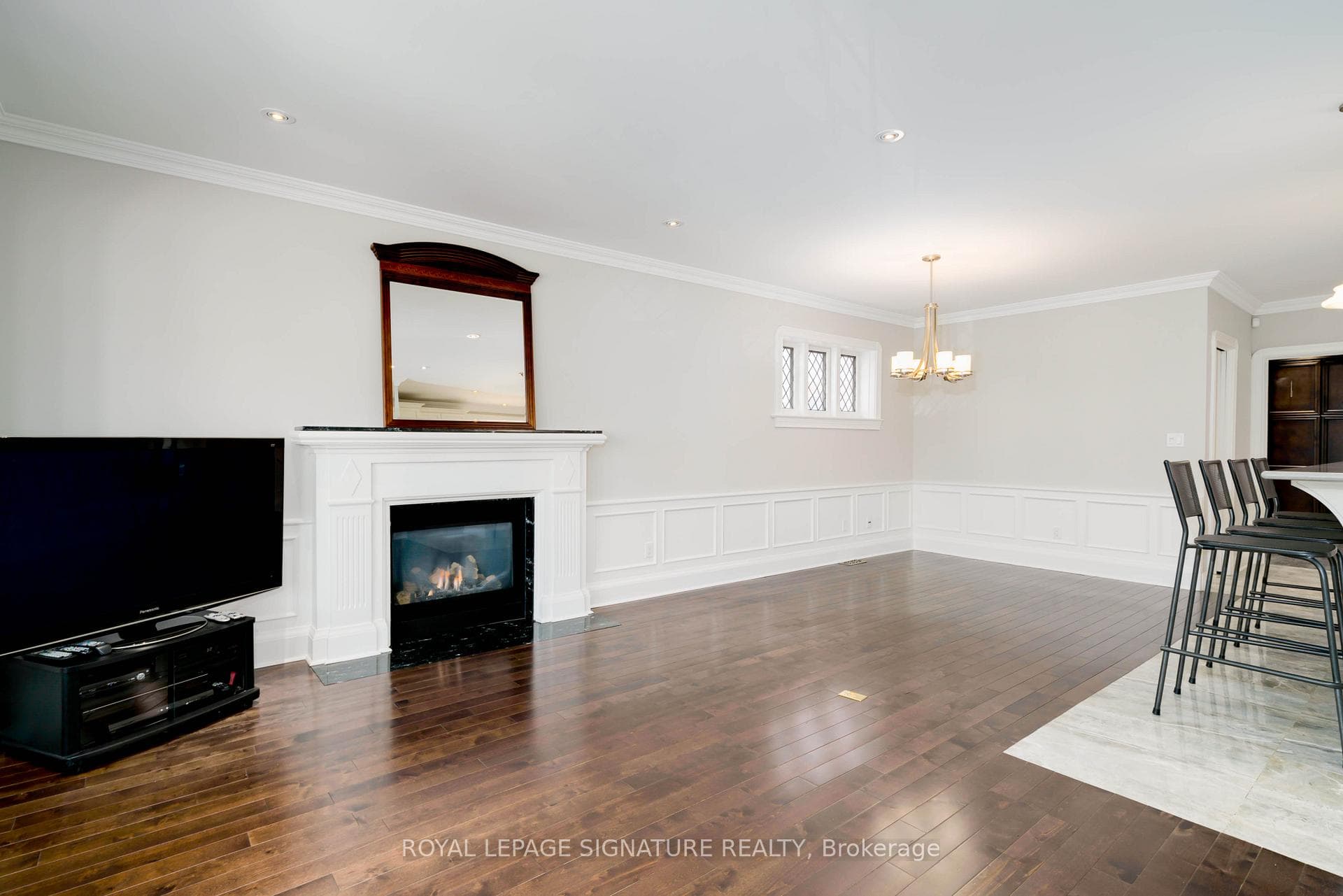 133 Chaplin Crescent photo 6