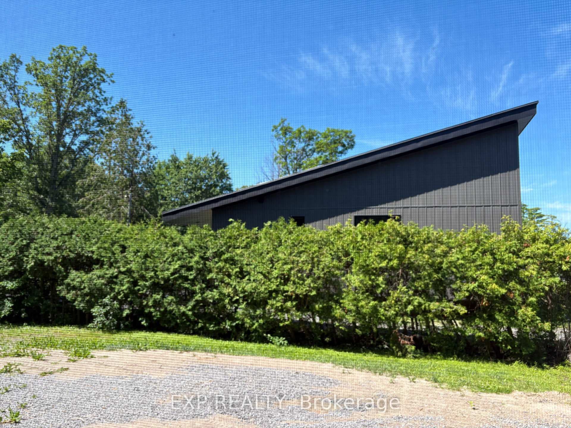 Side neighbour. Privacy strub & modern home