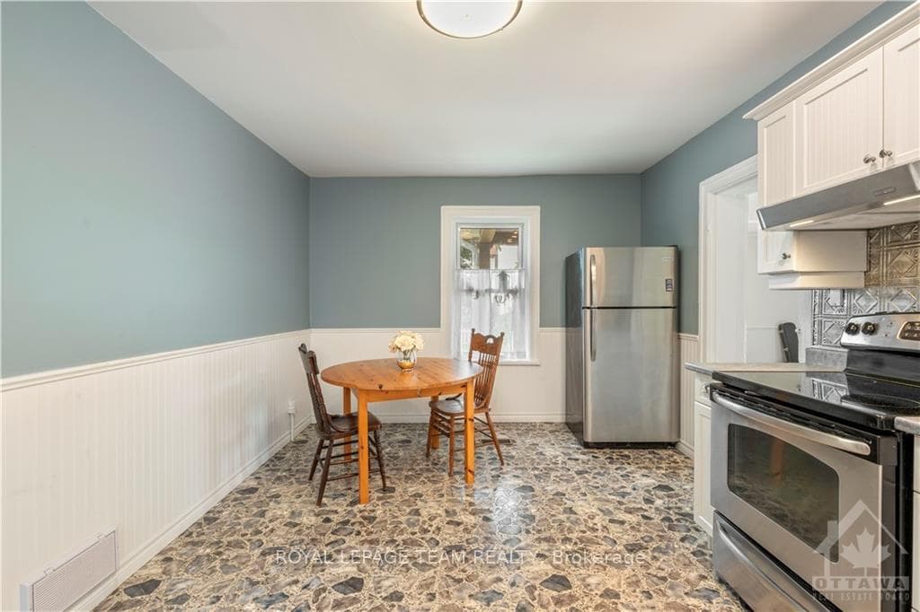 488 CLARENCE Street photo 11