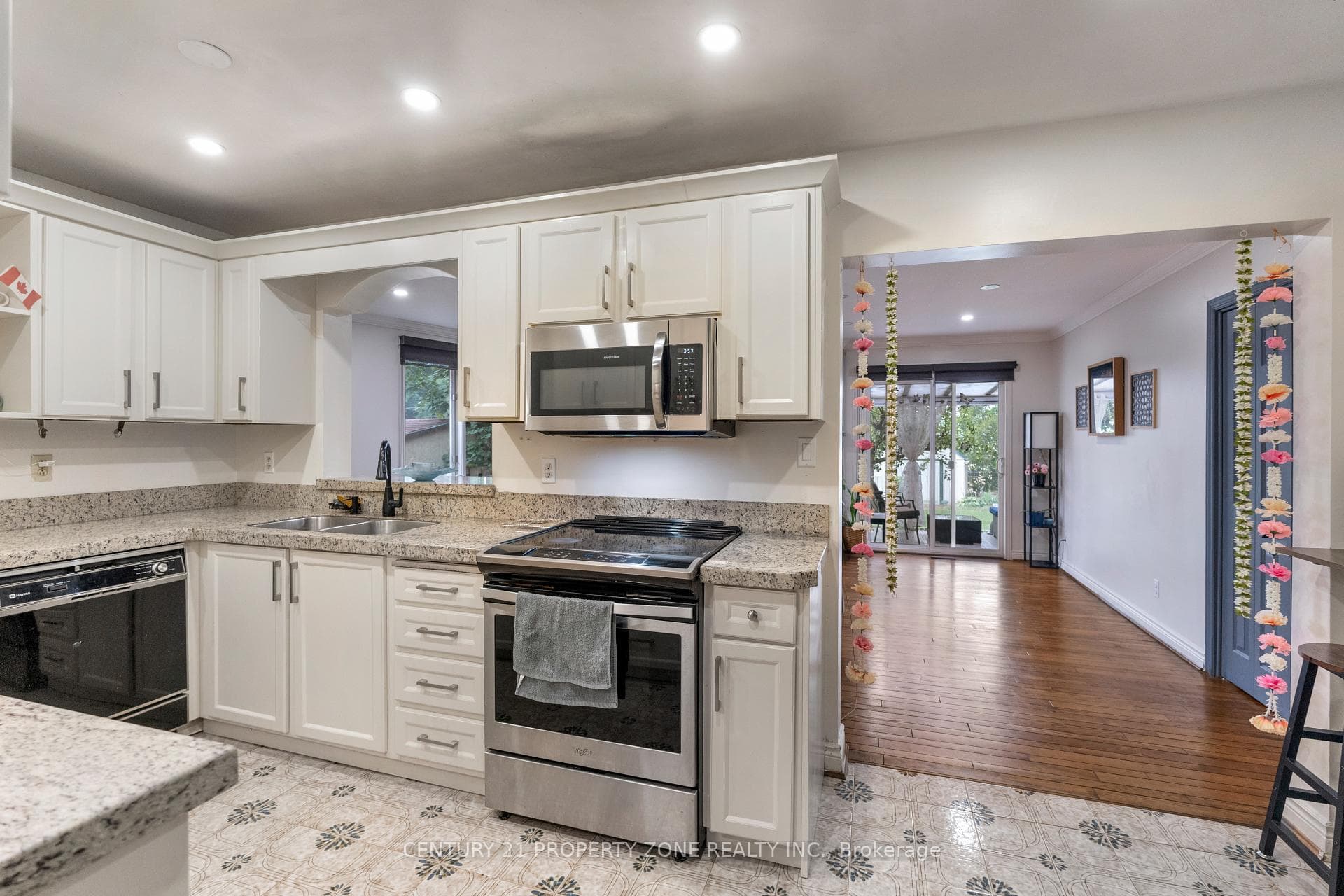 37 Laurentian Drive photo 8