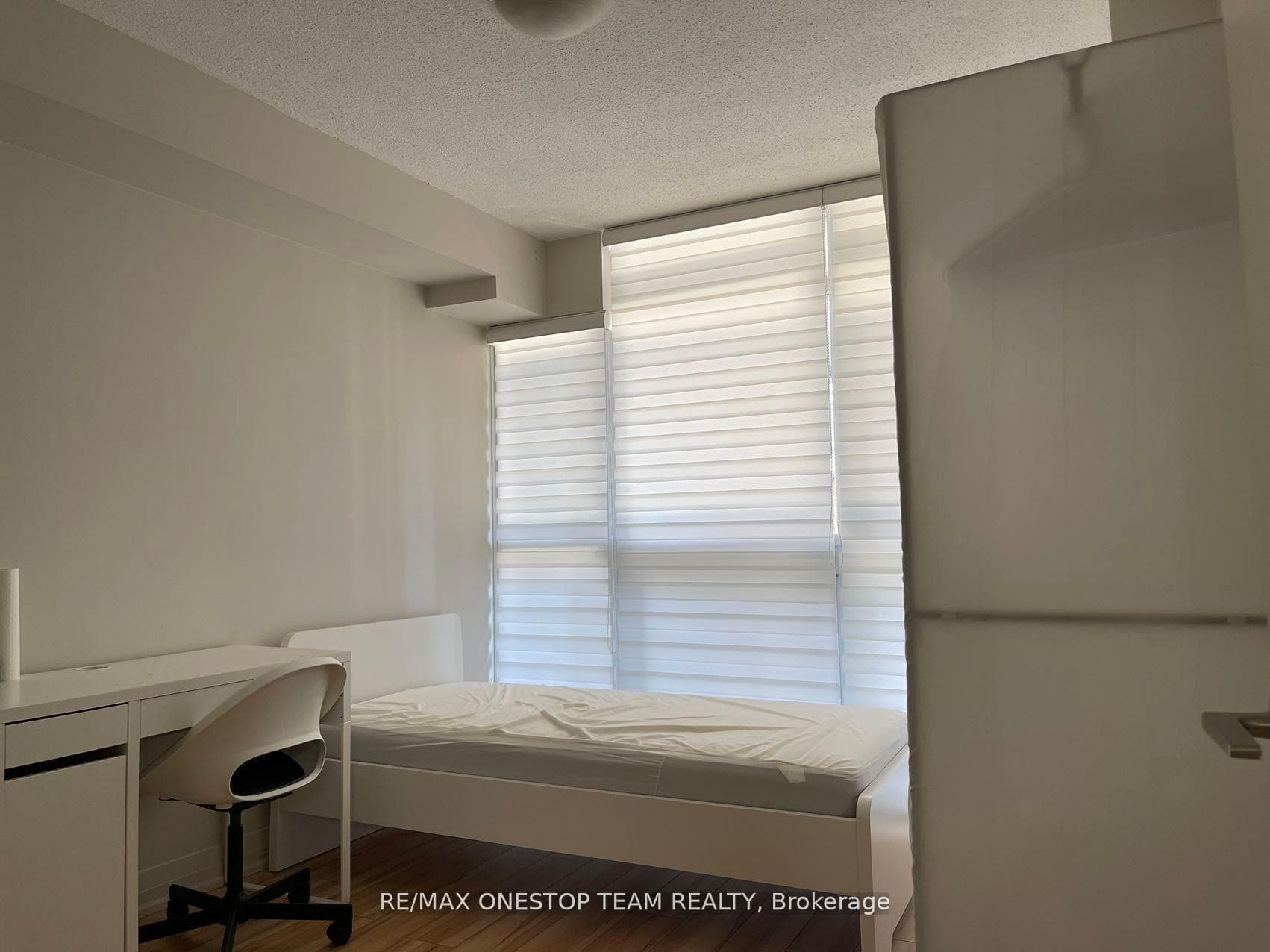 21 Carlton Street Unit 406 photo 8