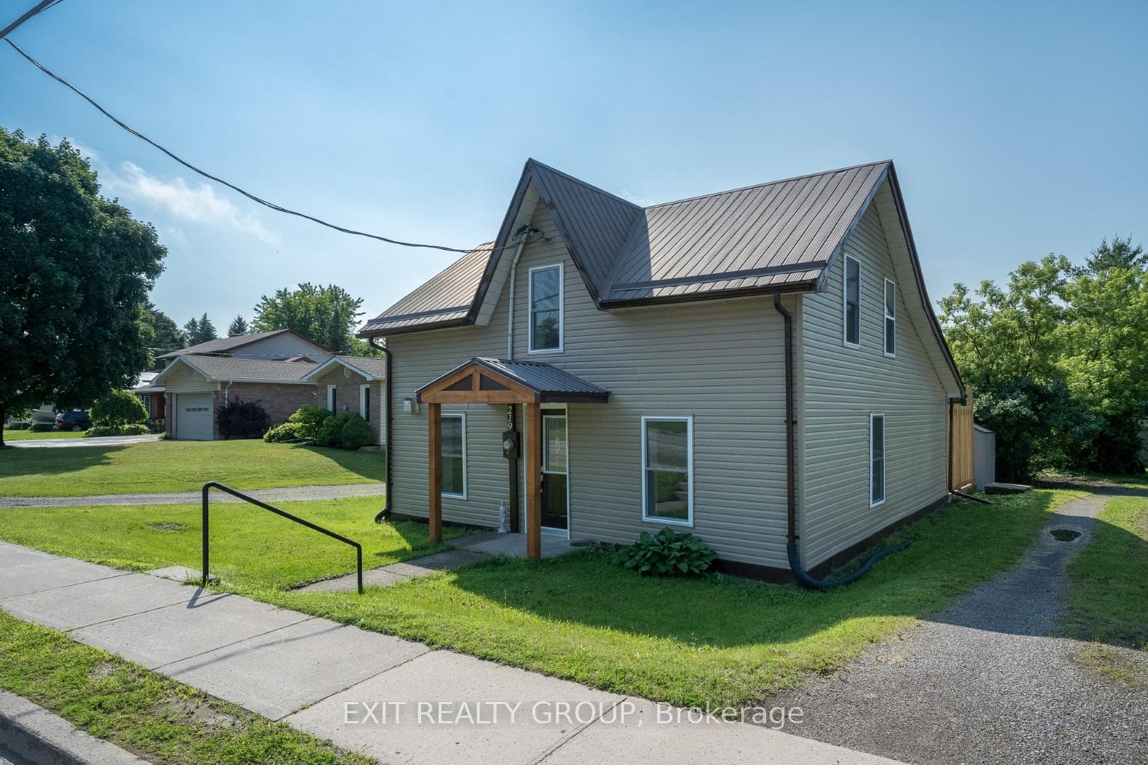 219 St Lawrence Street photo 2