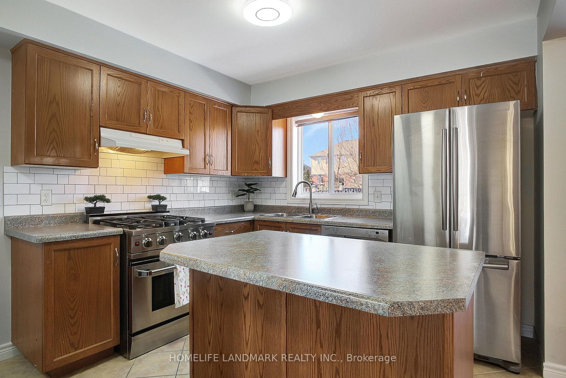 328 vincent Drive photo 8