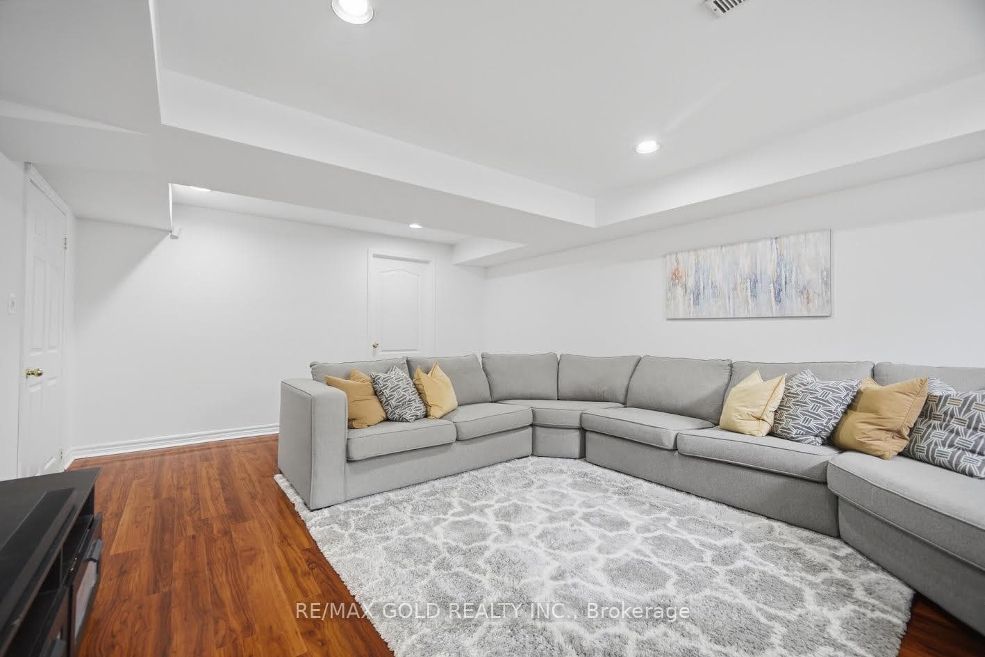 25 Treeline Boulevard photo 35