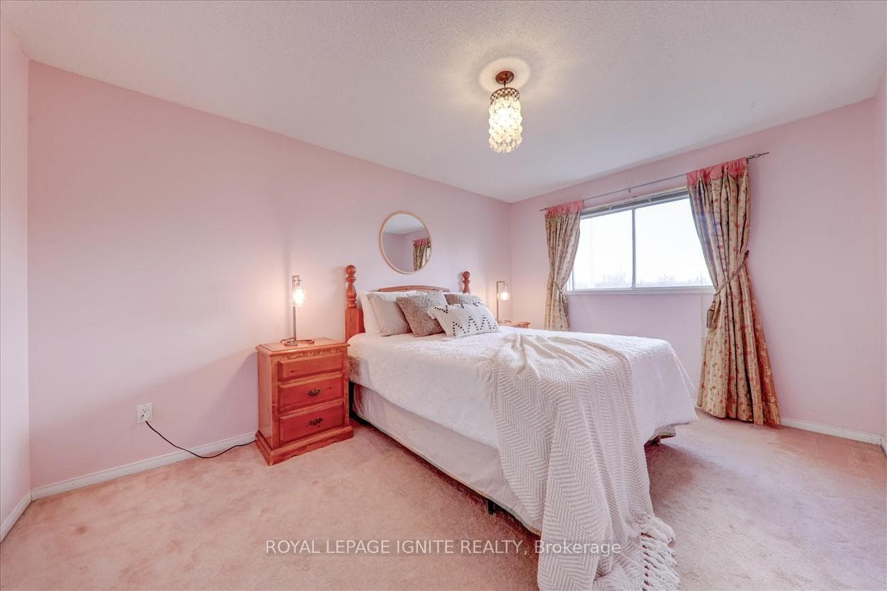 1464 Sandhurst Crescent photo 22
