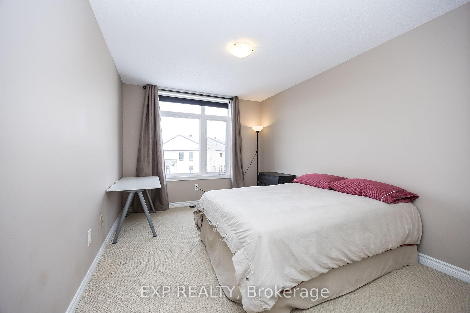 1004 Ottenbrite Crescent photo 22