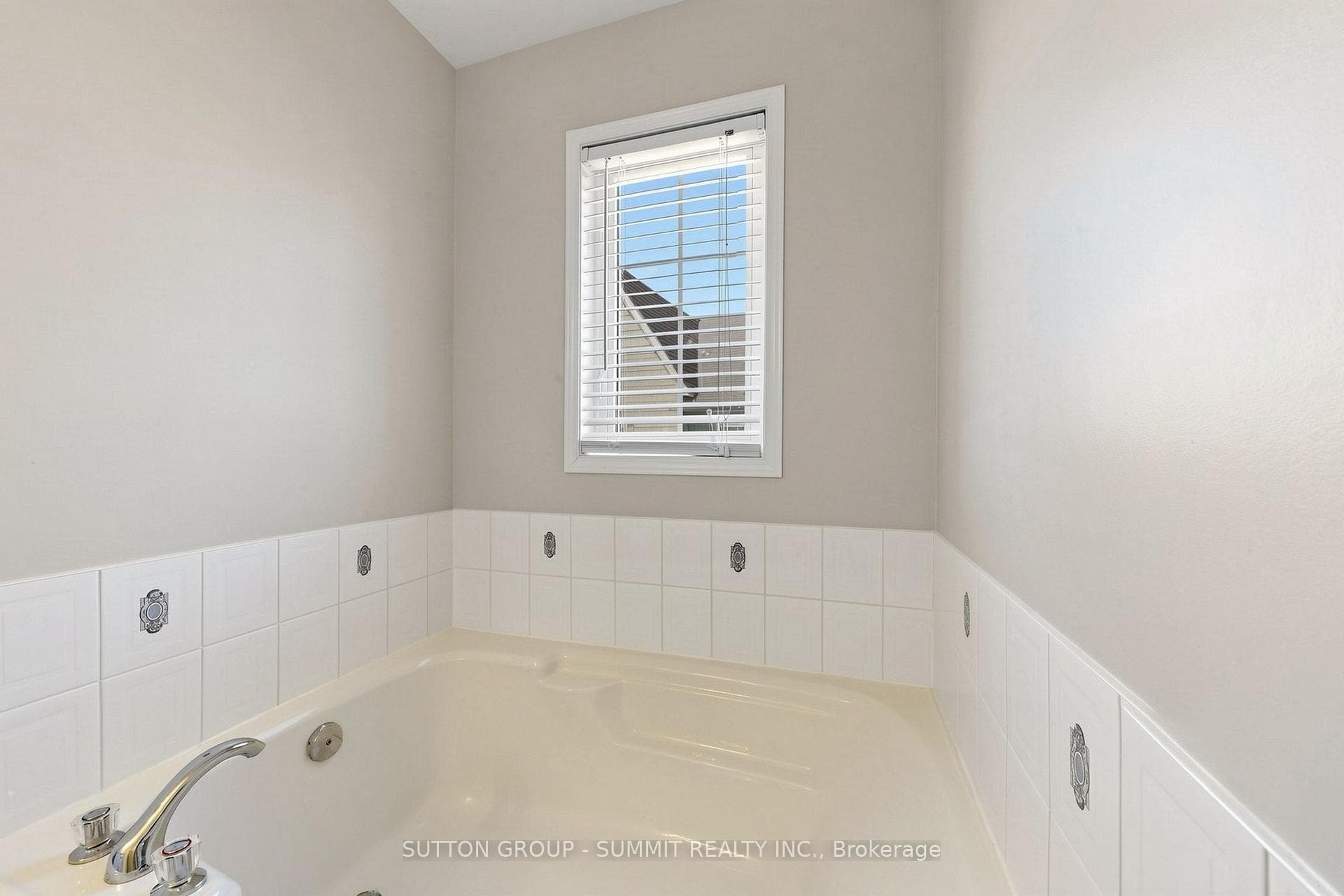 141 Gatwick Drive photo 42