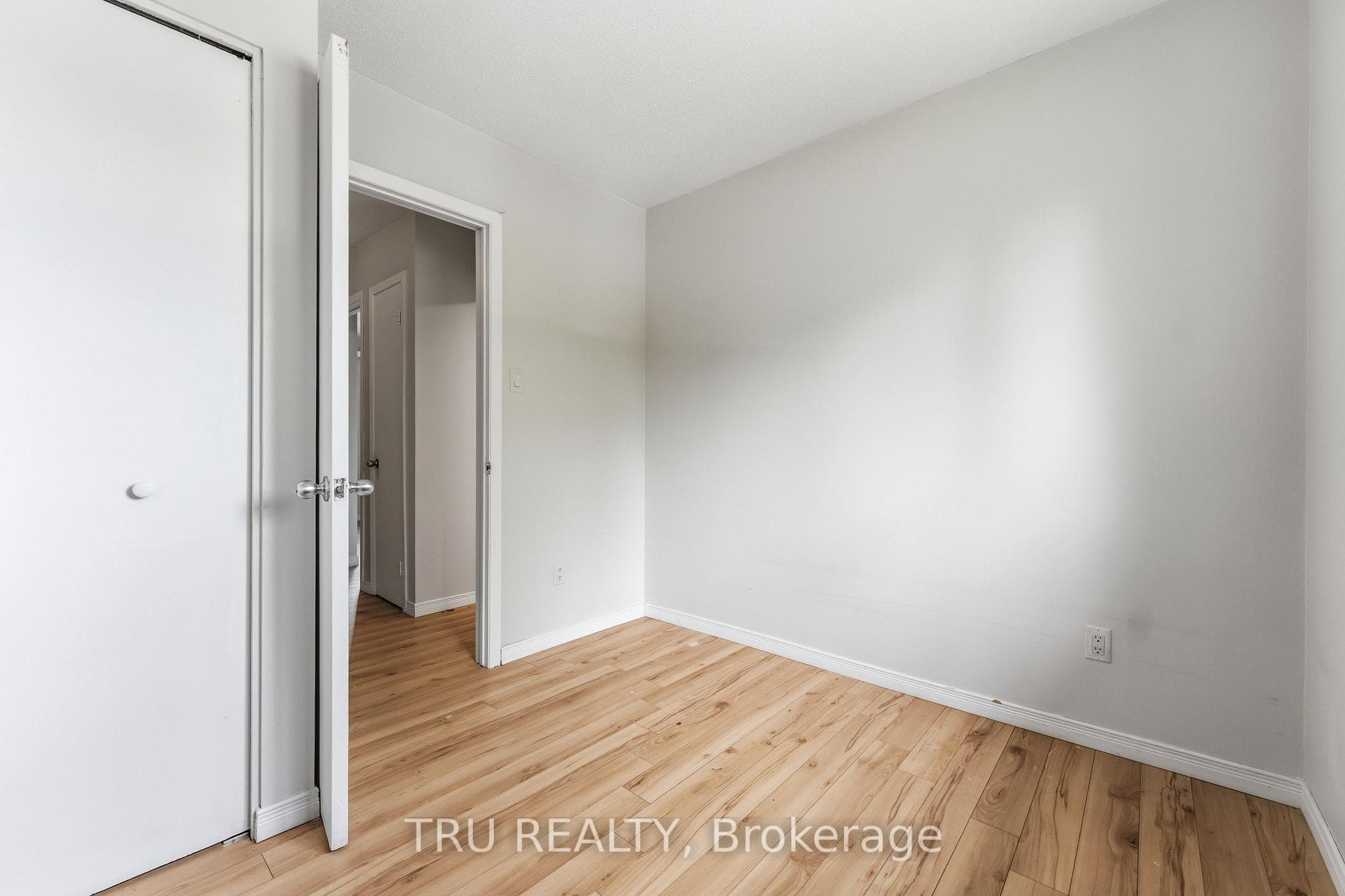 950 Meadowlands Drive photo 16