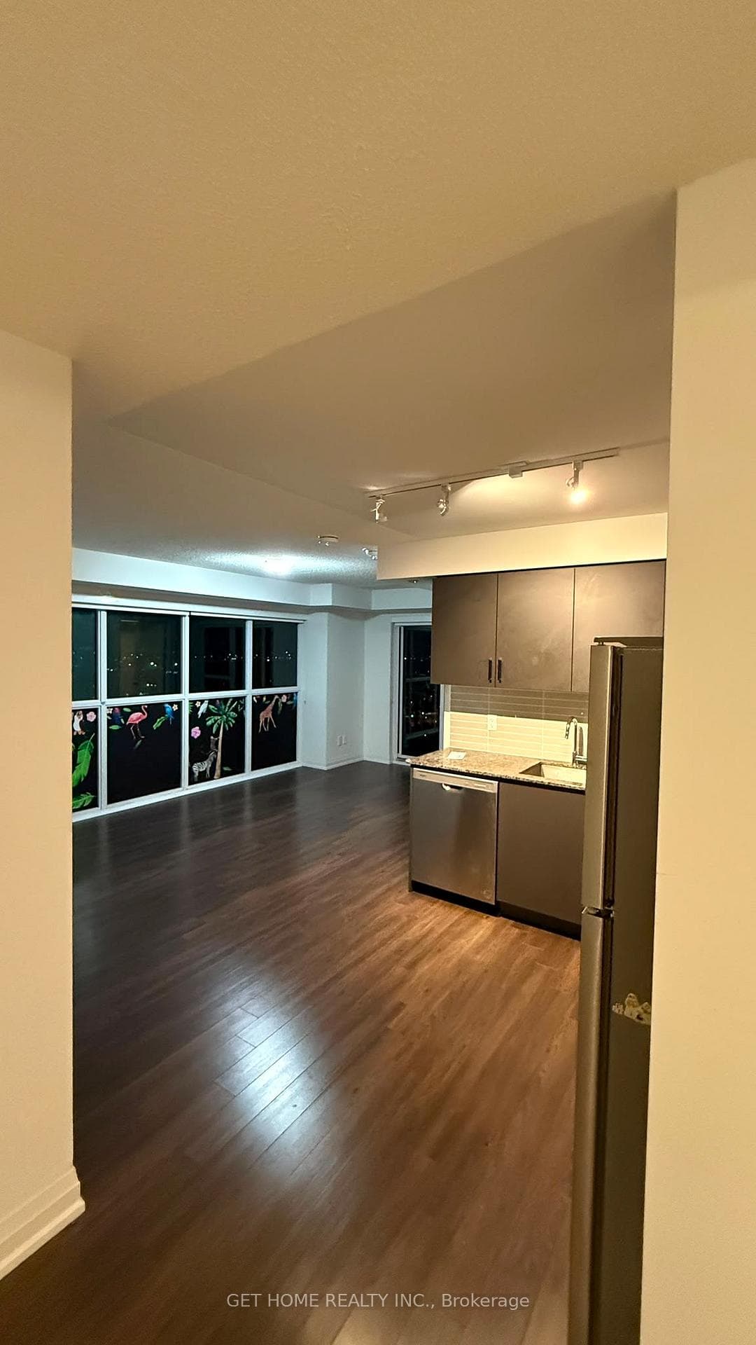 20 Meadowglen Place Unit 2401 photo 4