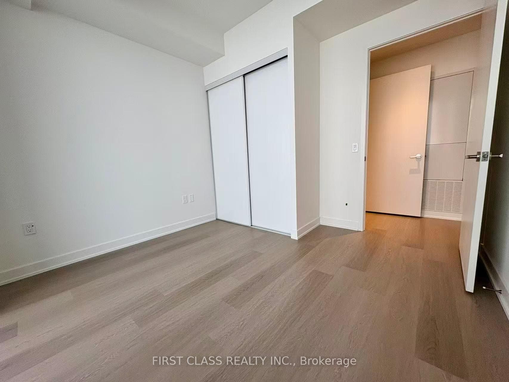 448 Burnhamthorpe Road Unit 2210 photo 3