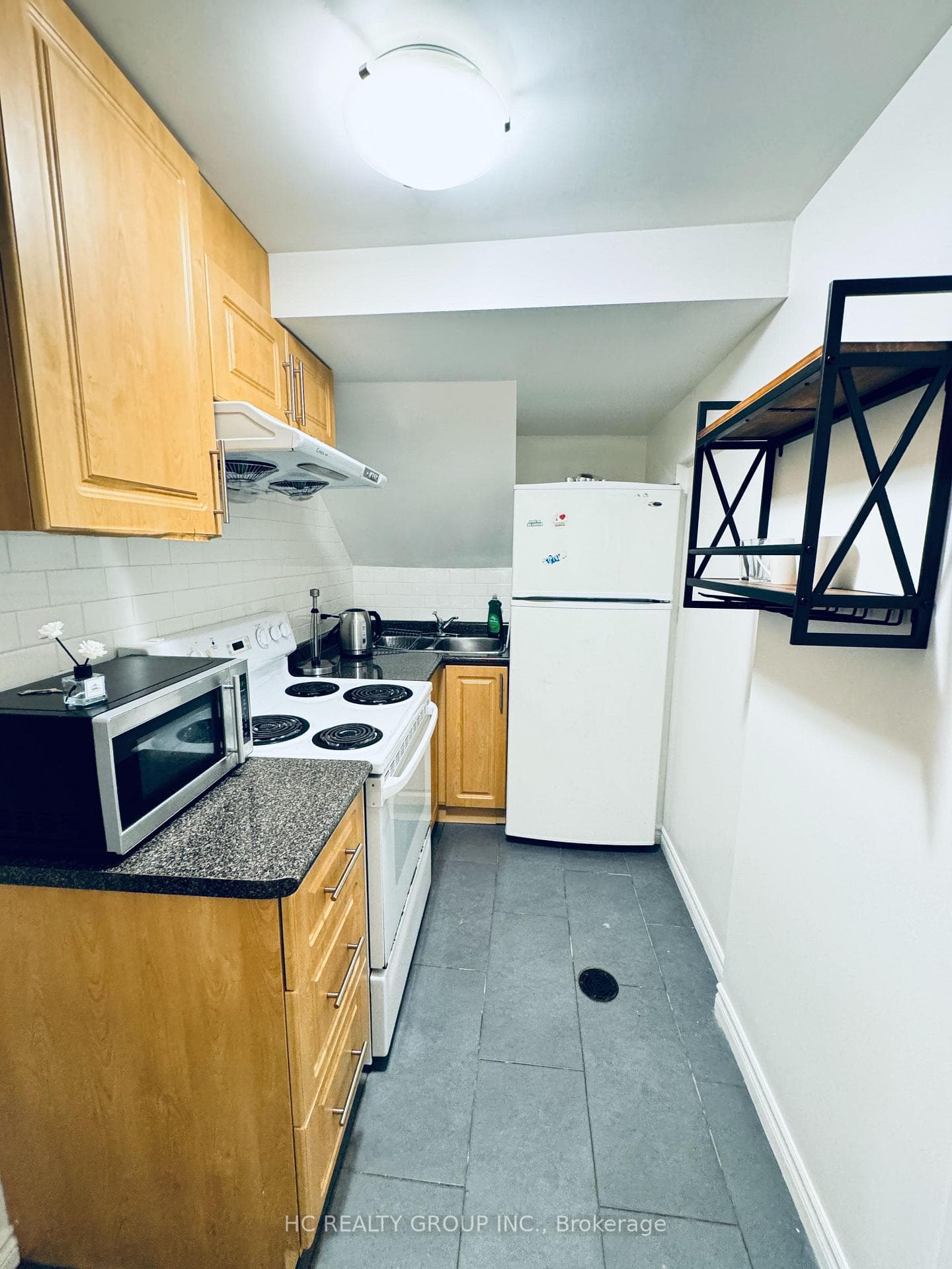 629 Bathurst Street photo 2