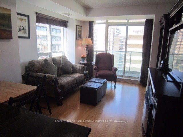 212 Eglinton Avenue Unit 1007 photo 5