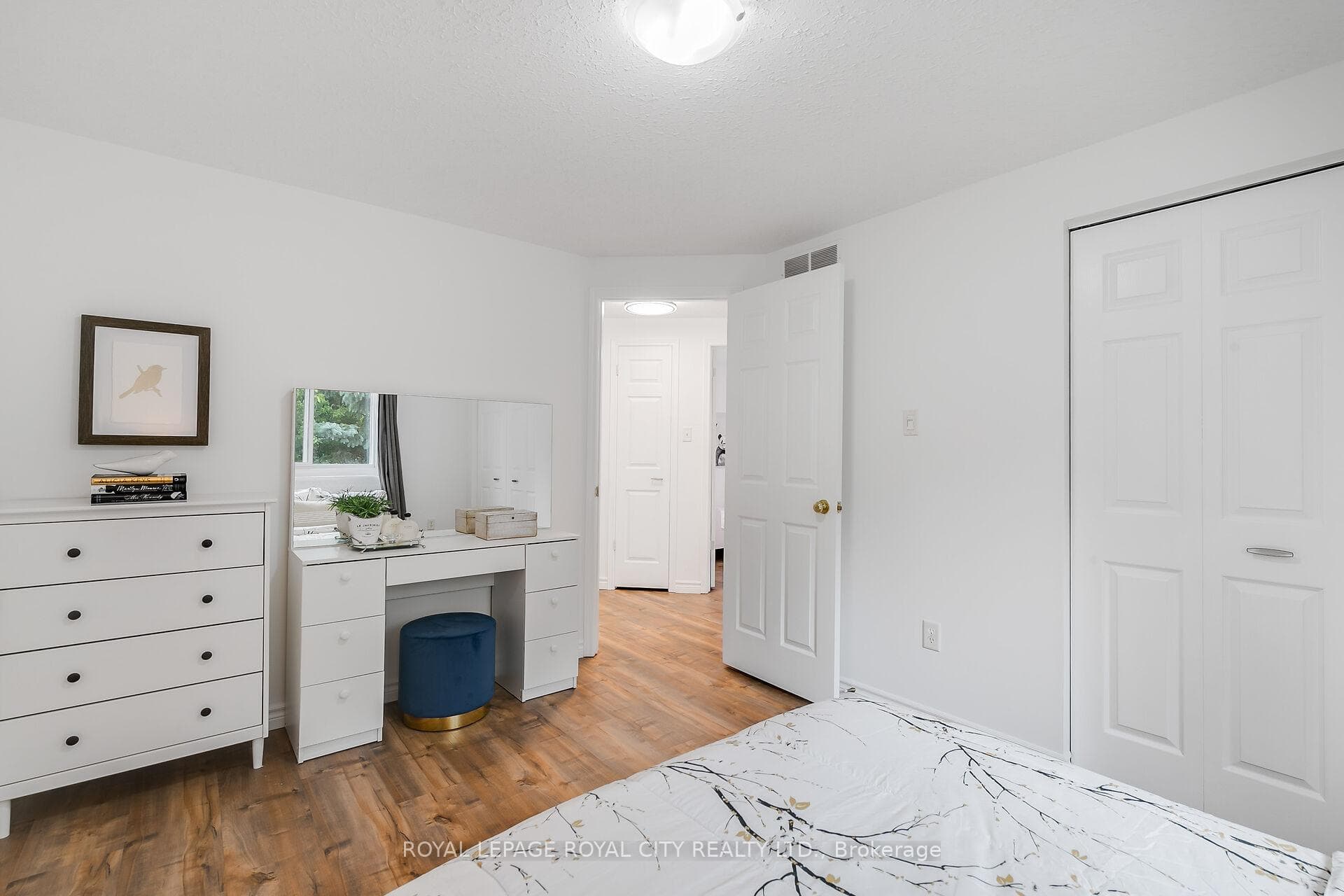 1 Boulder Crescent photo 27