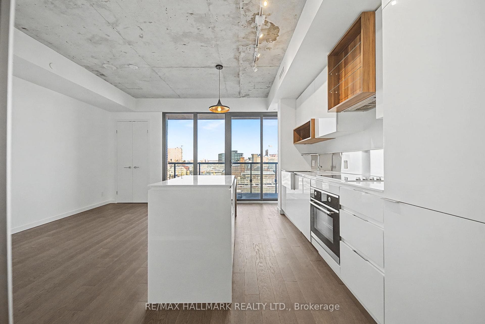 383 Sorauren Avenue Unit 609 photo 4