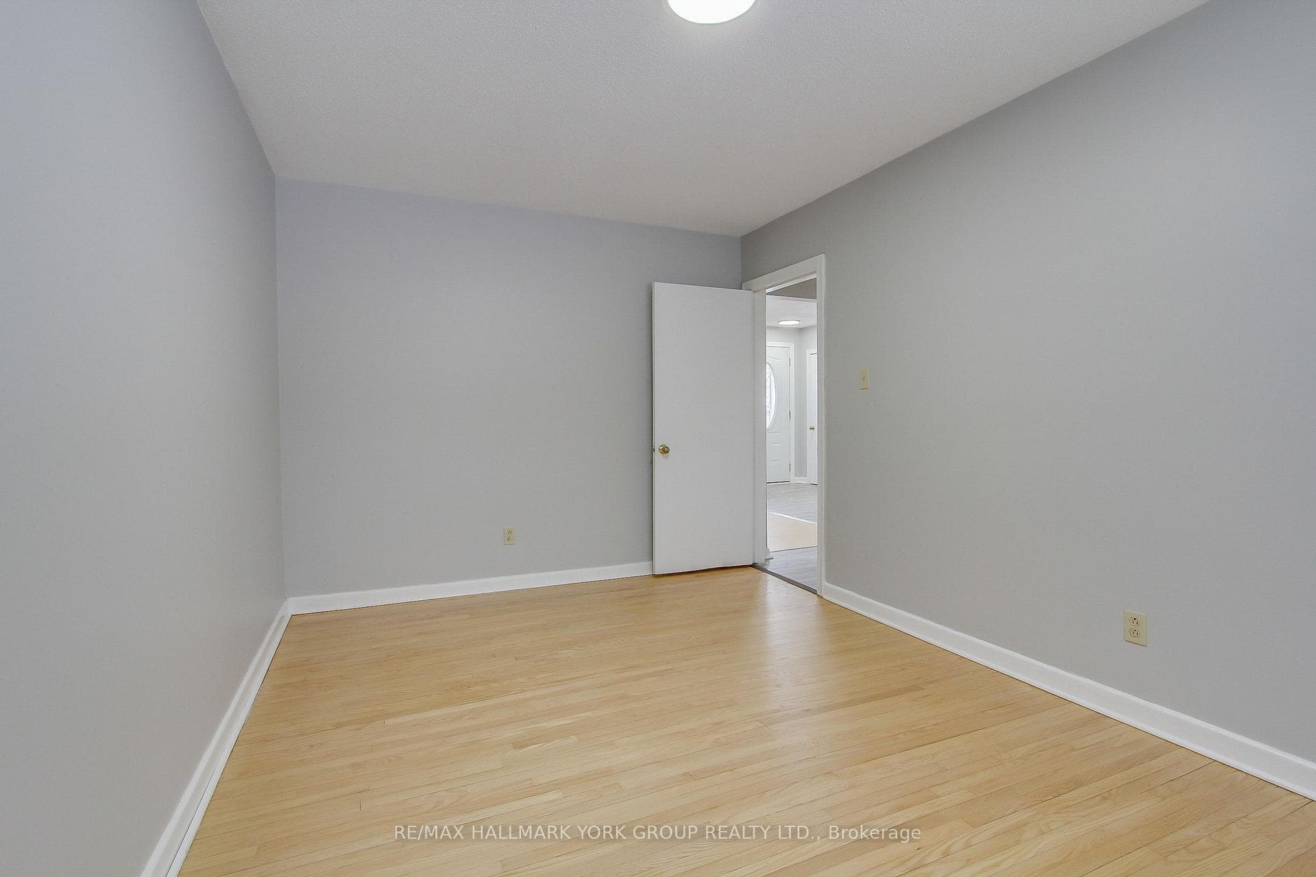 183 Wellington Street photo 22