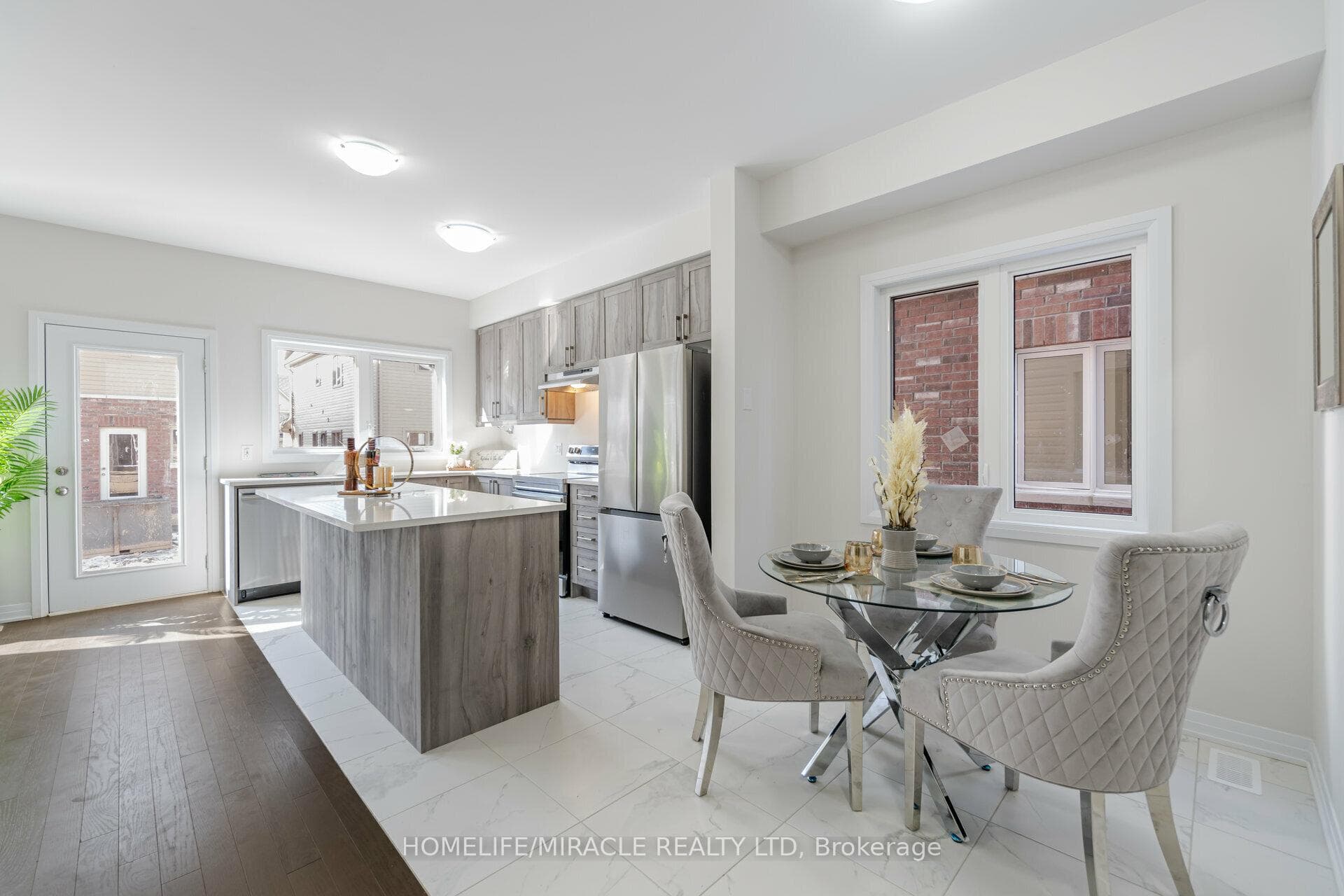 432 Adelaide Street photo 5