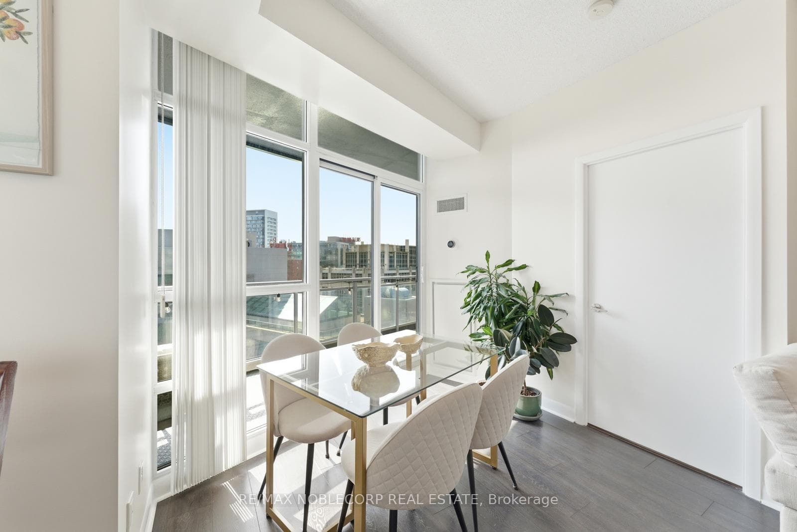 15 Bruyeres Mews Unit 1106 photo 12
