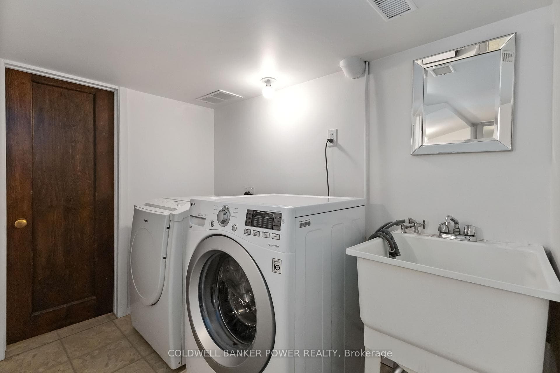 402 Victoria Street photo 39