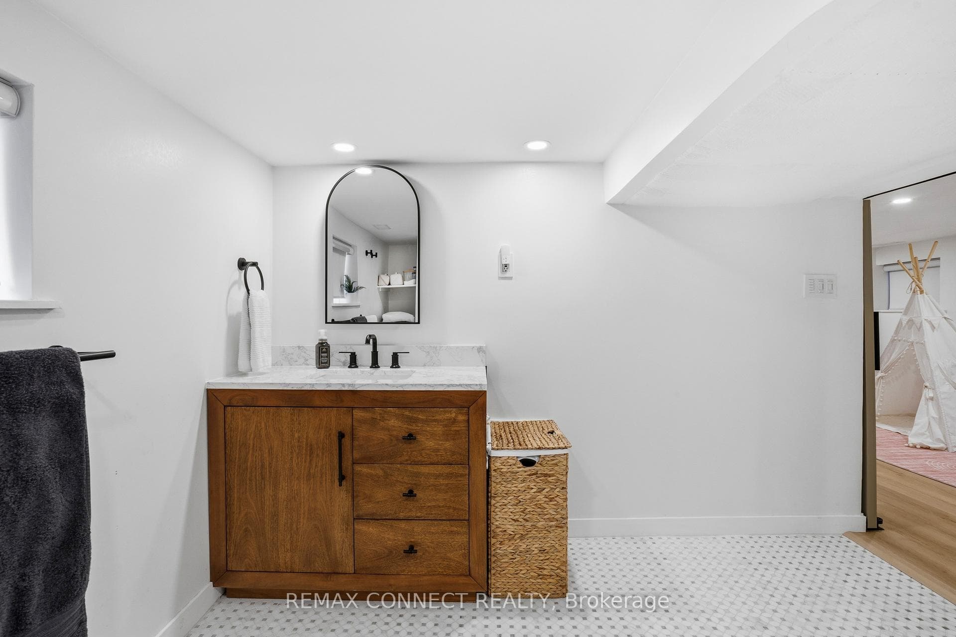 60 Woodbury Road photo 38