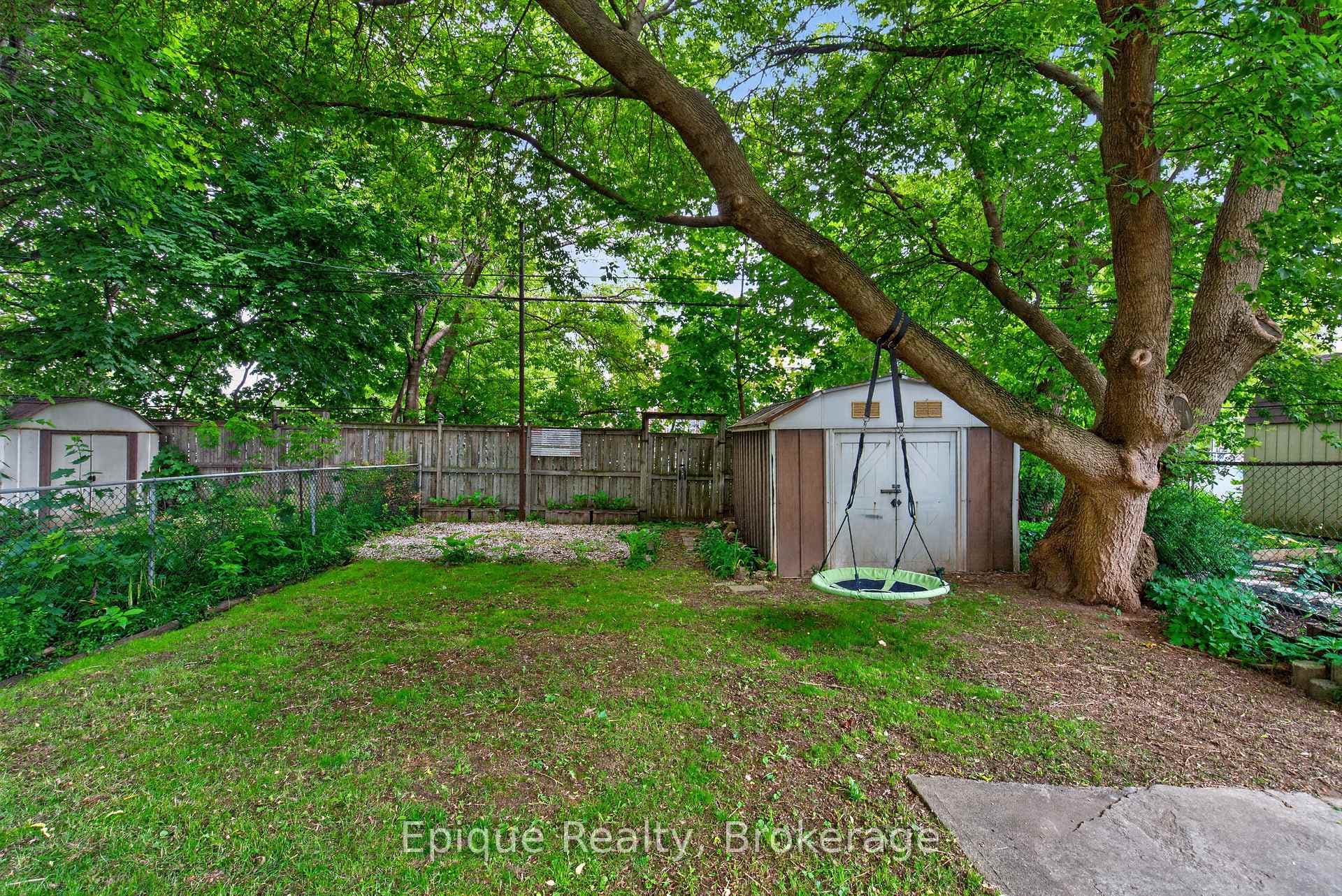 93 Graham Avenue photo 33