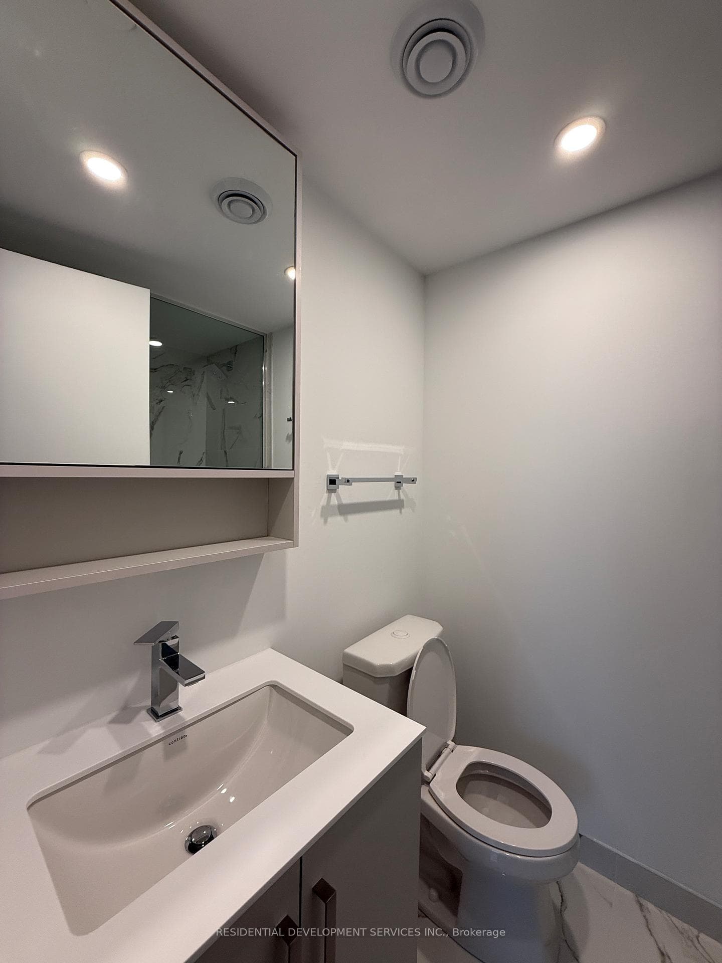 88 Queen Street Unit 1810 photo 11