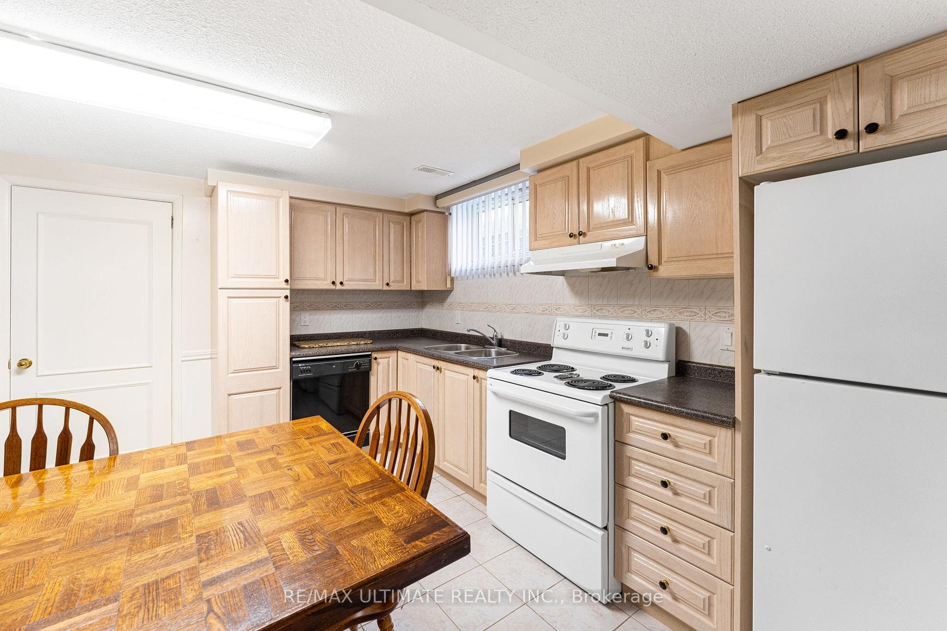 kitchen with dishwasher, electric stove and fridge