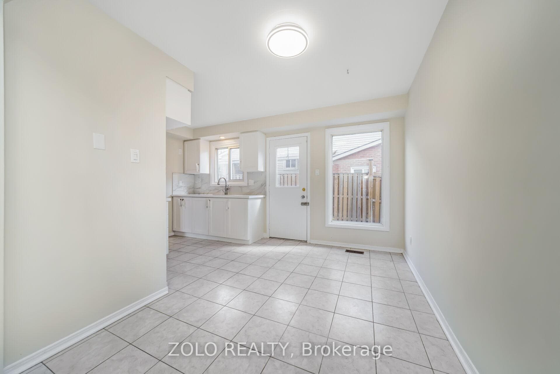 136 Goldhawk Trail photo 18
